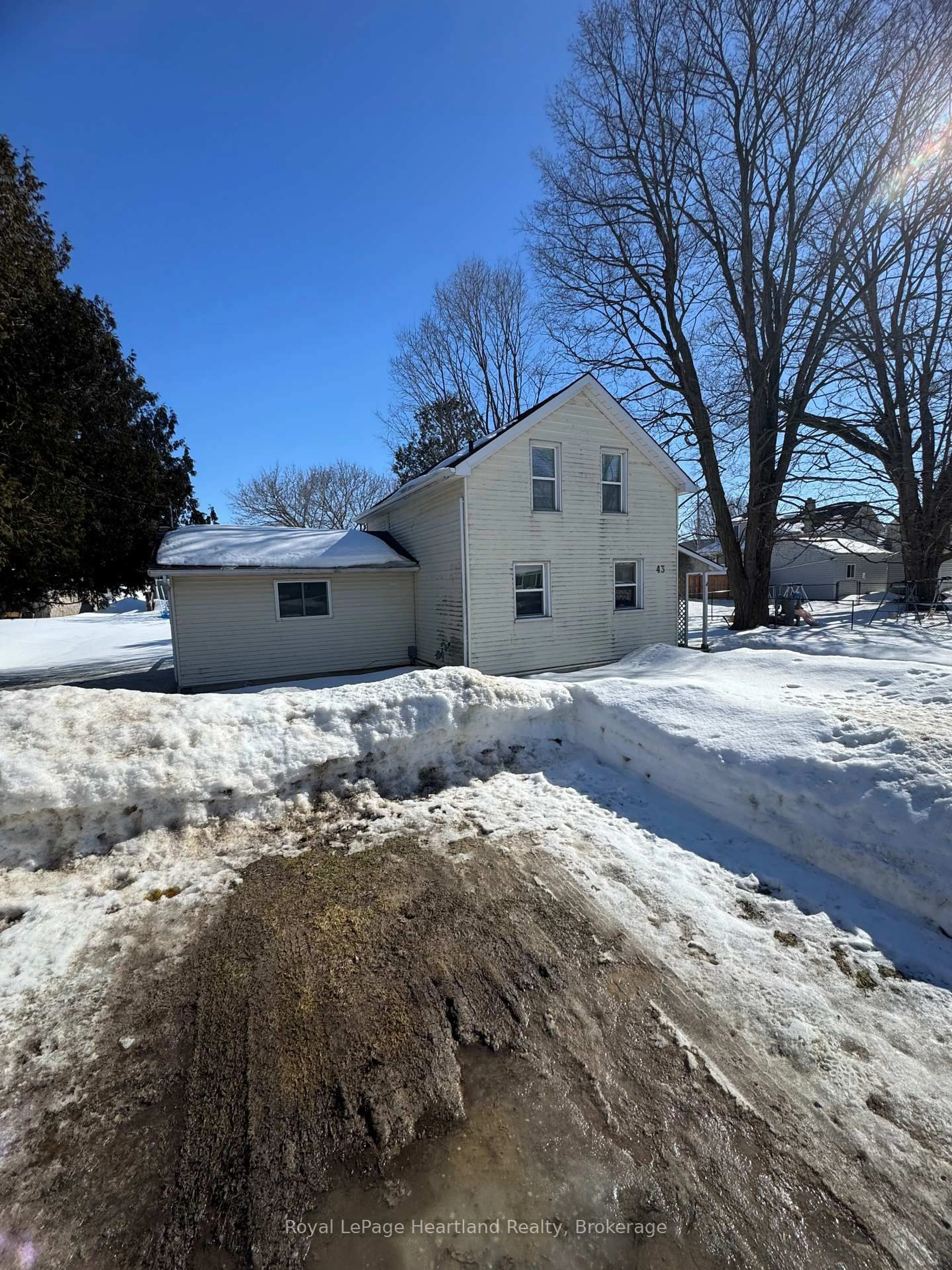 A pic from outside/outdoor area/front of a property/back of a property/a pic from drone, building for 43 CLINTON St, South Bruce Ontario N0G 2S0