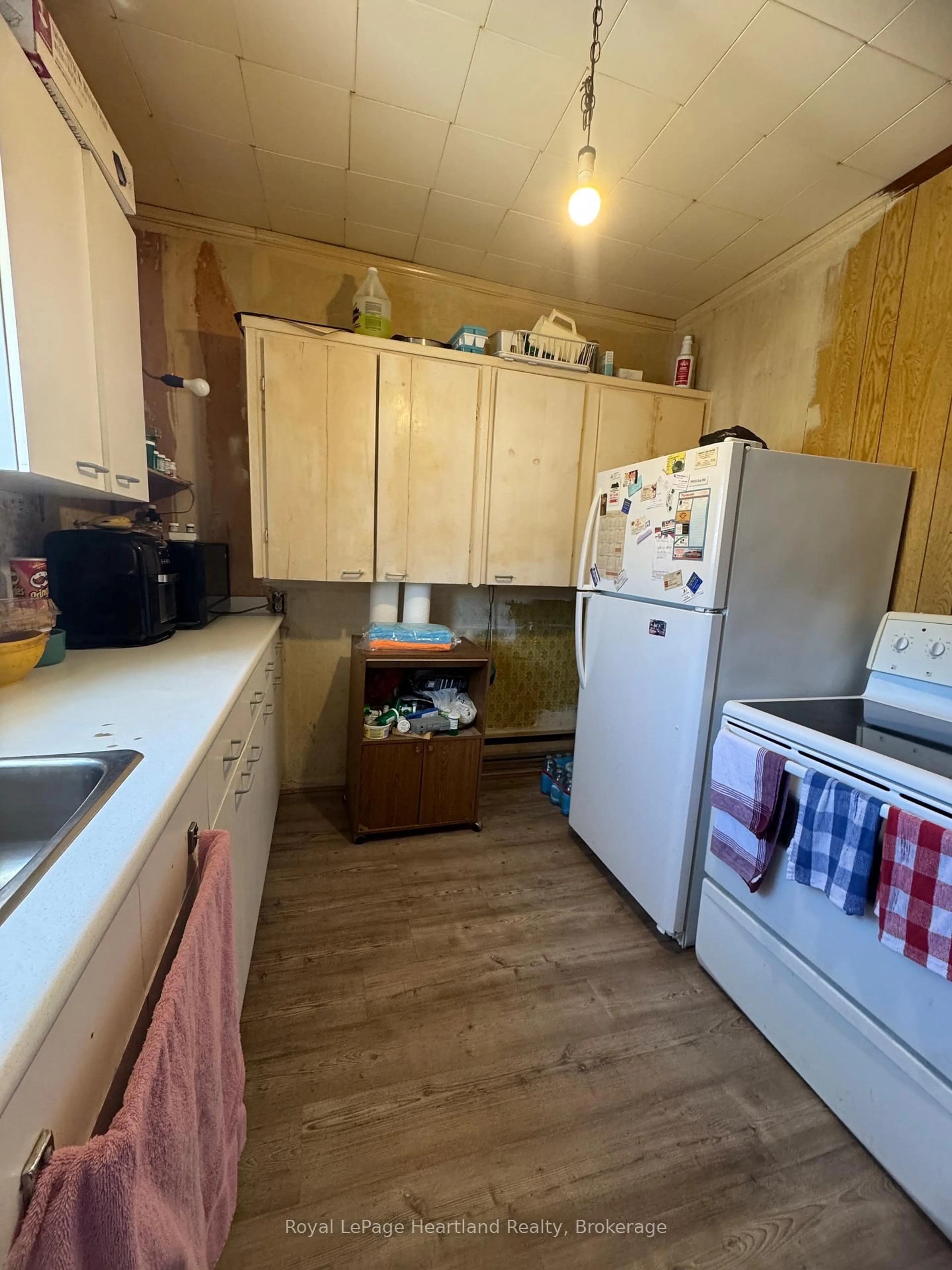 Standard kitchen, unknown for 43 CLINTON St, South Bruce Ontario N0G 2S0