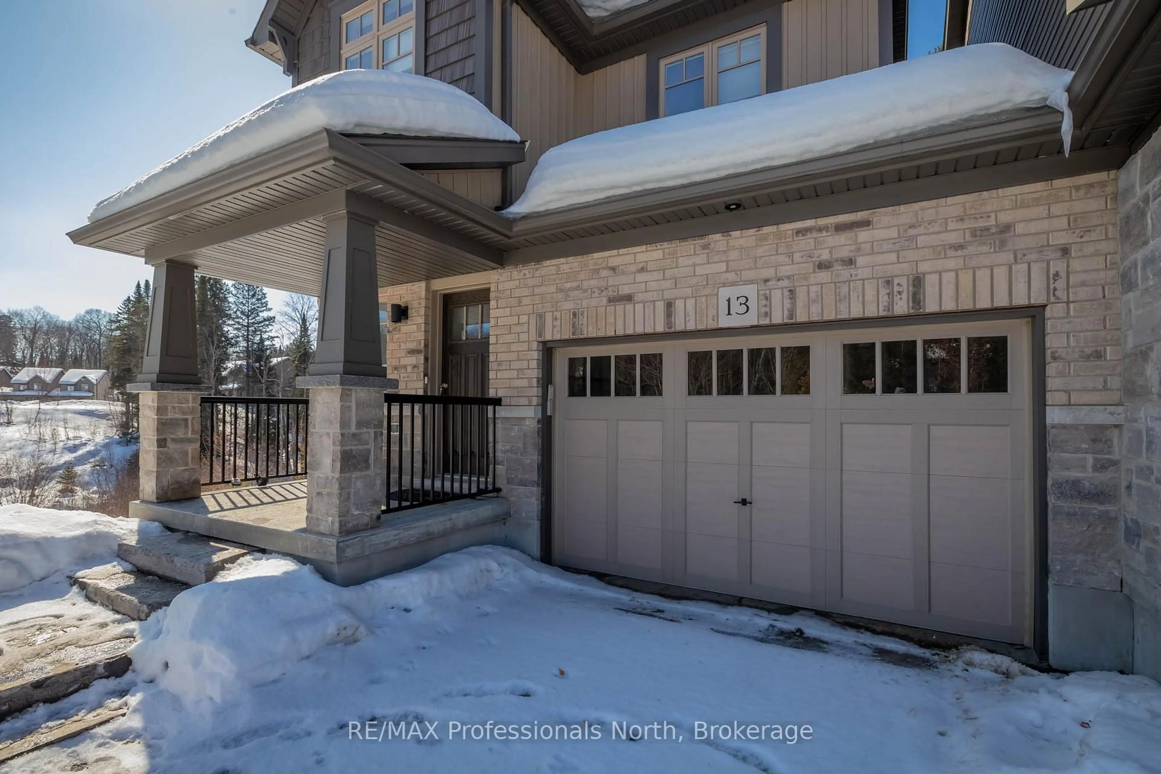 Indoor entryway for 13 Brookside Crossing, Huntsville Ontario P1H 1C9