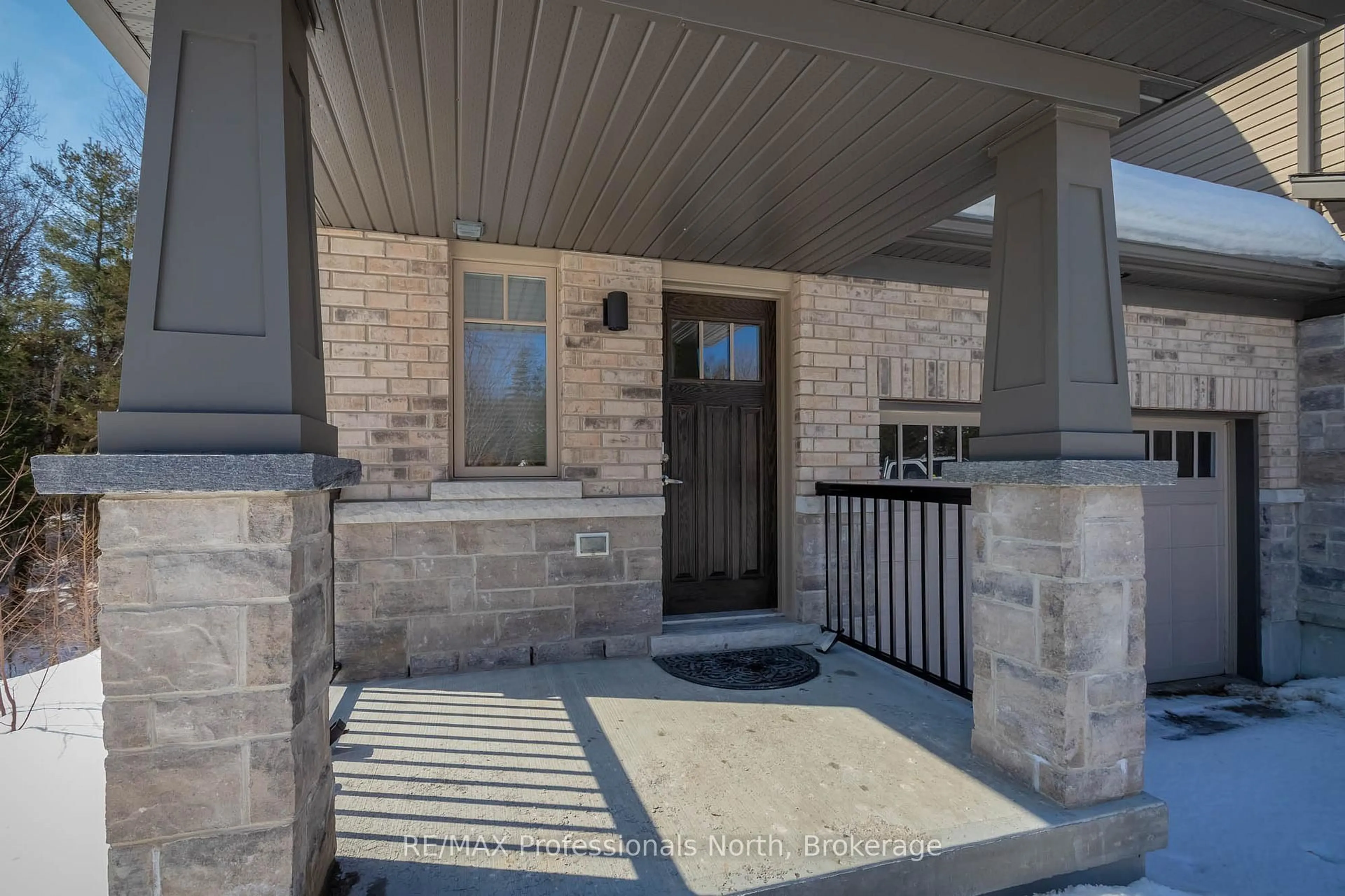 Indoor entryway for 13 Brookside Crossing, Huntsville Ontario P1H 1C9