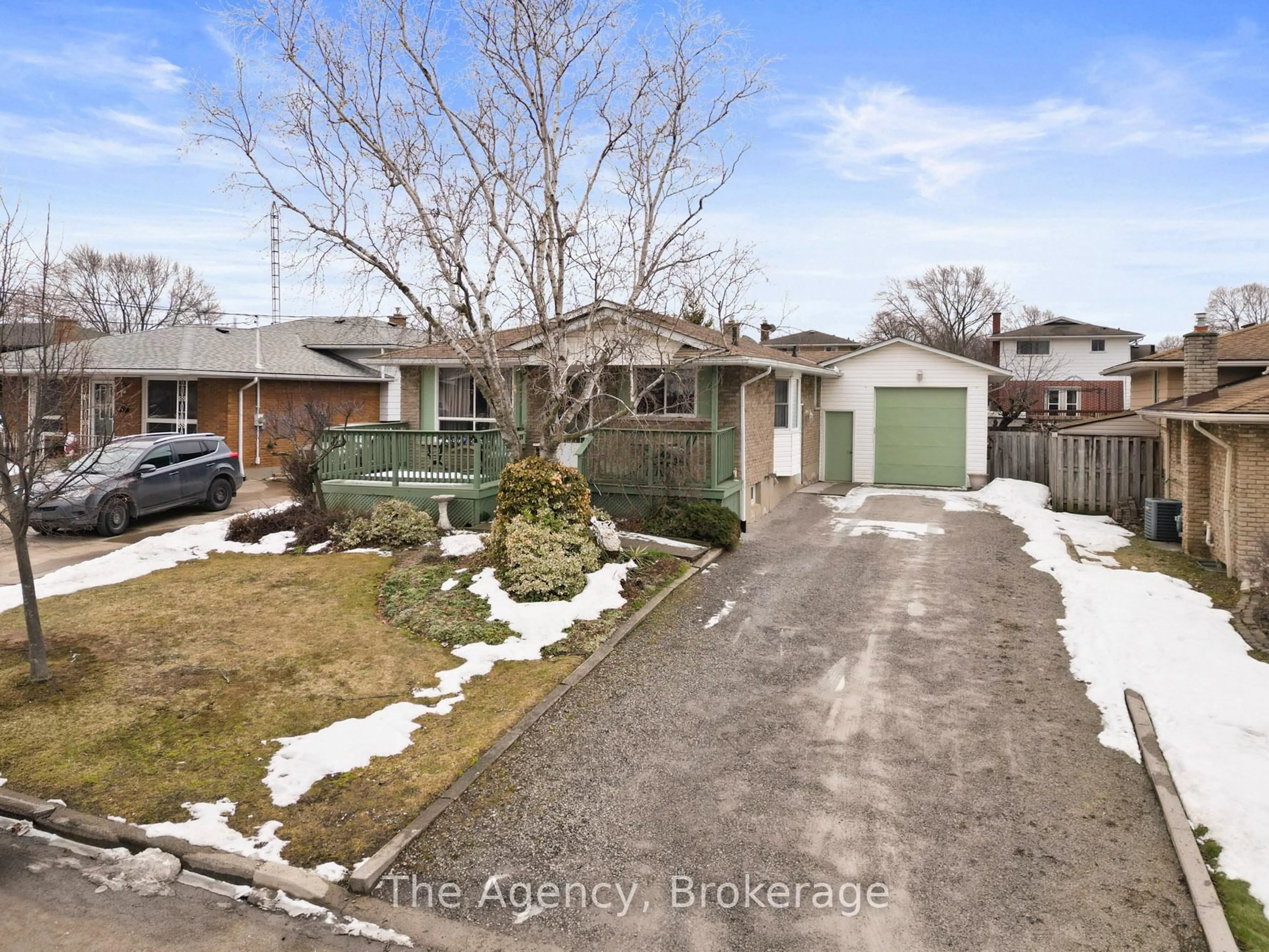 A pic from outside/outdoor area/front of a property/back of a property/a pic from drone, street for 20 Brackencrest Rd, St. Catharines Ontario L2P 3K8