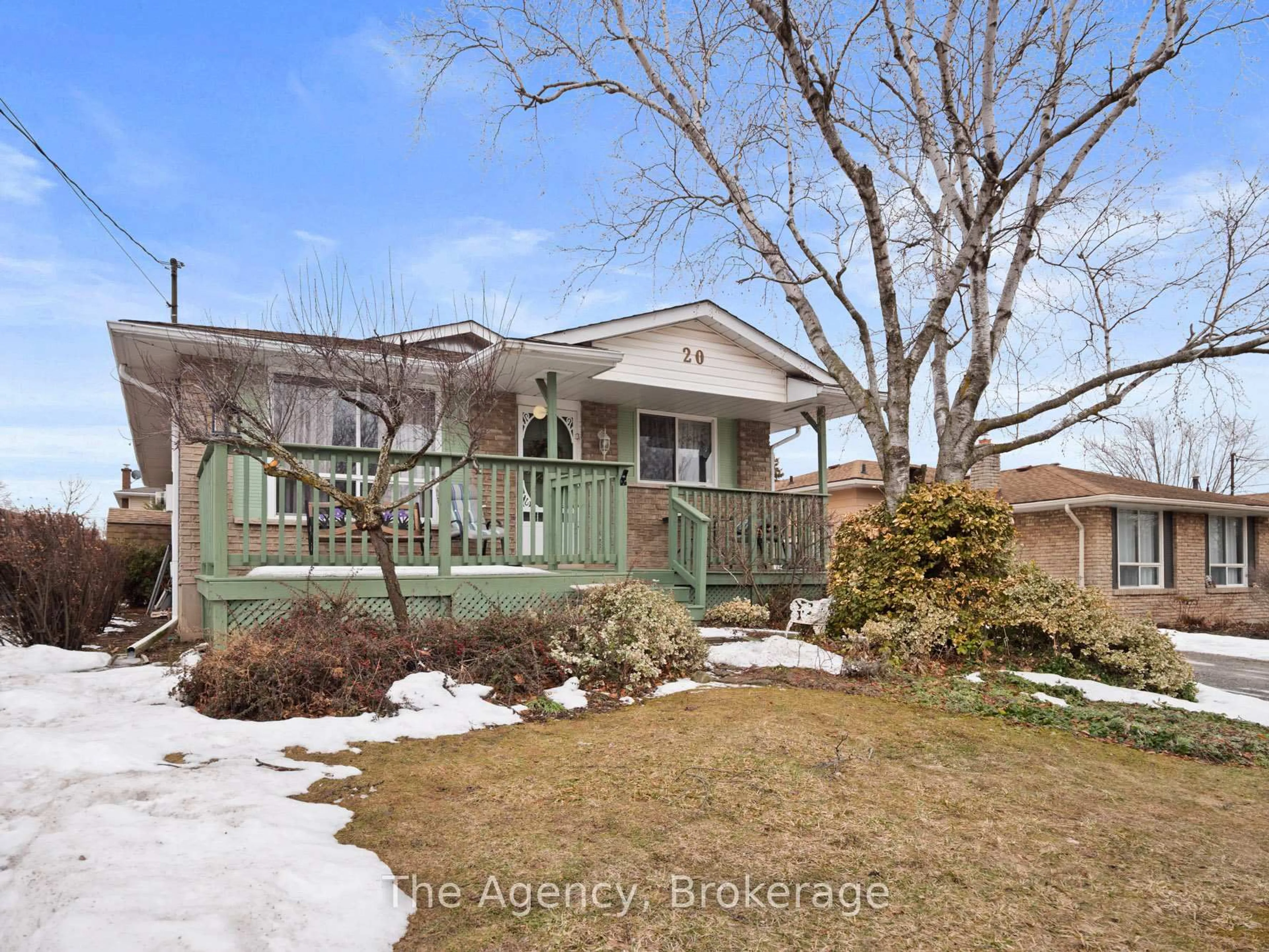 A pic from outside/outdoor area/front of a property/back of a property/a pic from drone, street for 20 Brackencrest Rd, St. Catharines Ontario L2P 3K8