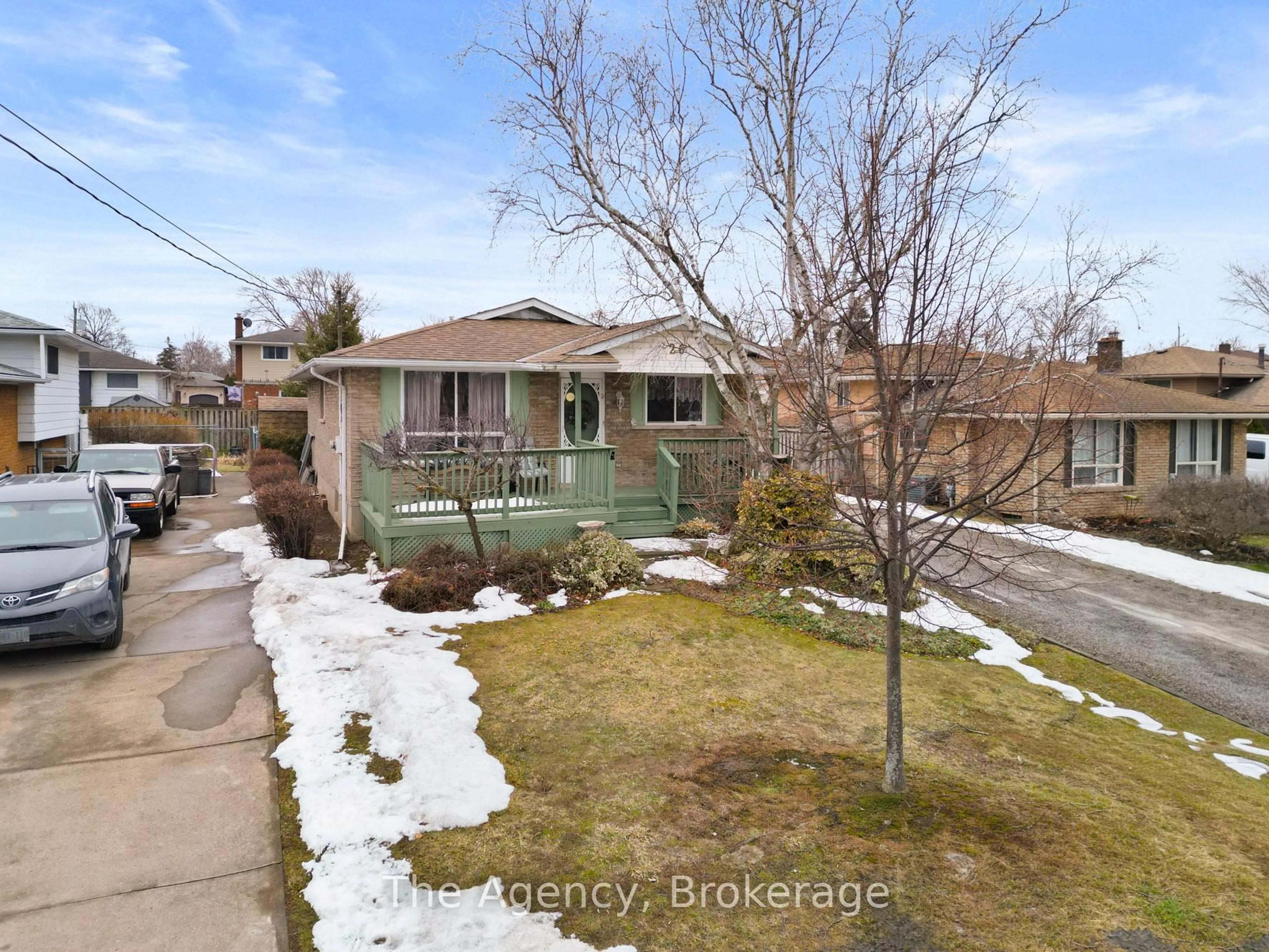 A pic from outside/outdoor area/front of a property/back of a property/a pic from drone, street for 20 Brackencrest Rd, St. Catharines Ontario L2P 3K8