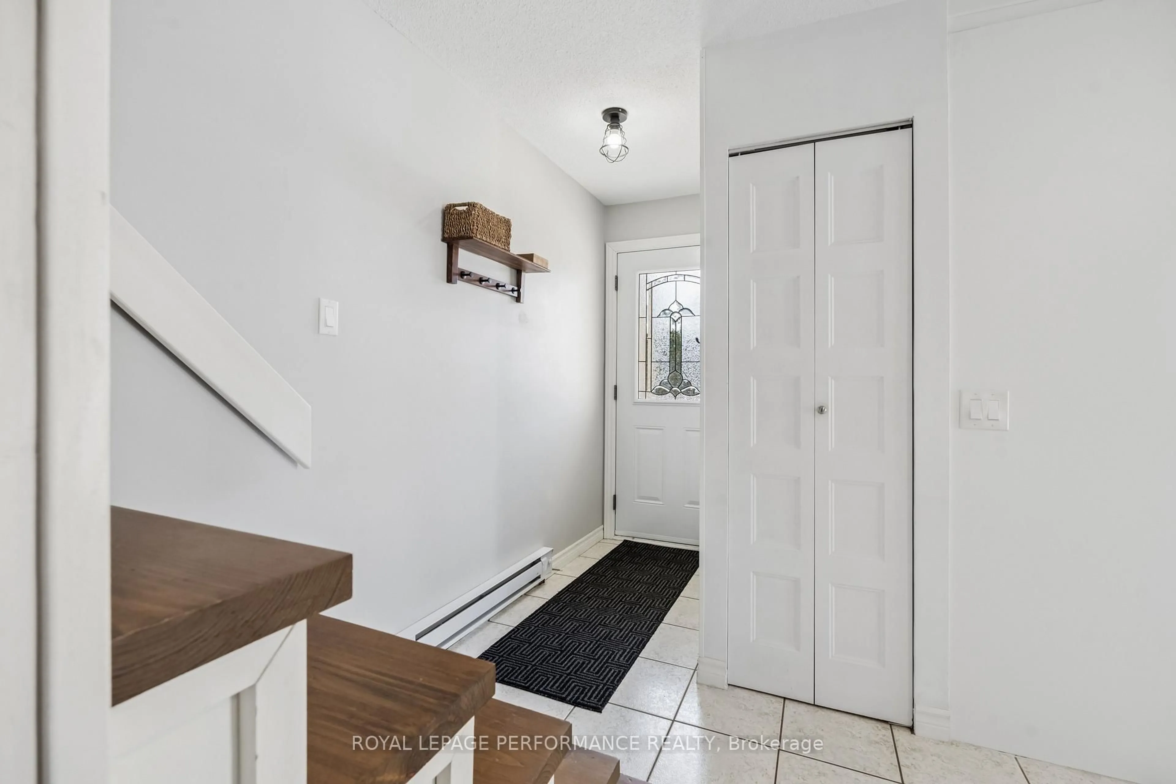 Indoor entryway for 364 Cecile Blvd #11, Hawkesbury Ontario K6A 3L5