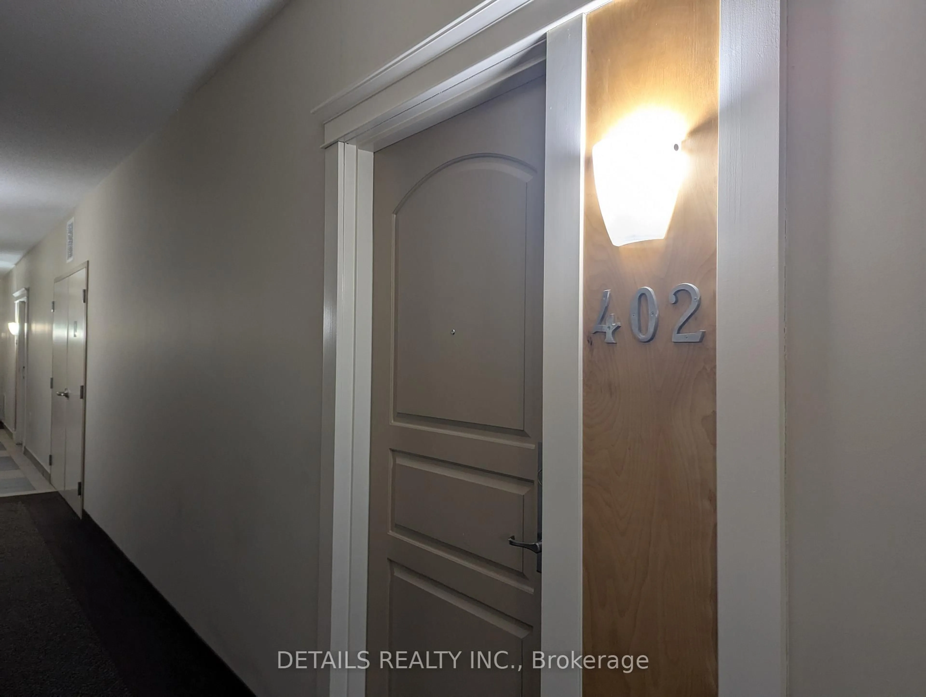 Indoor entryway for 100 Roger Guindon Ave #402, Ottawa Ontario K1G 3Z7