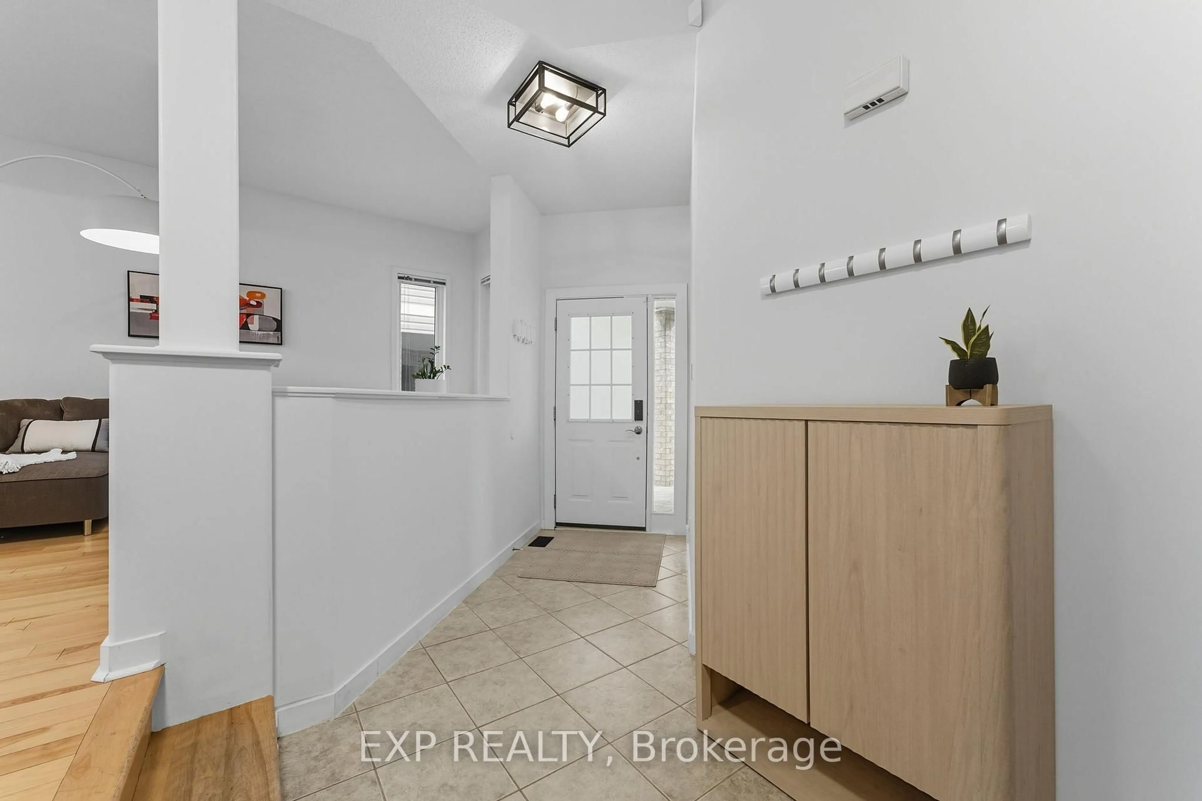 Indoor entryway for 16 North Harrow Dr, Ottawa Ontario K2J 4V7