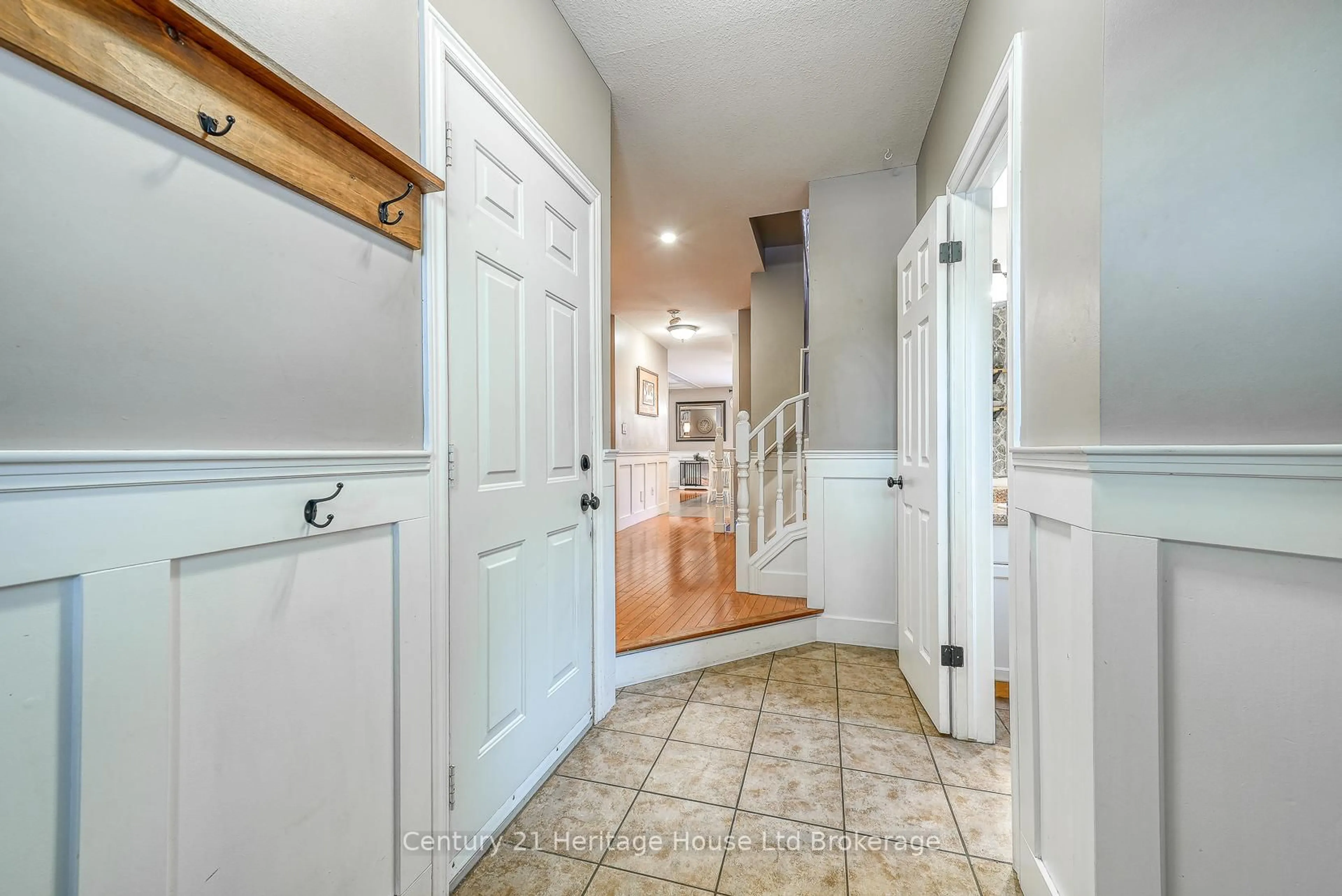 Indoor entryway for 18 Potters Way, Woodstock Ontario N4S 8Z5
