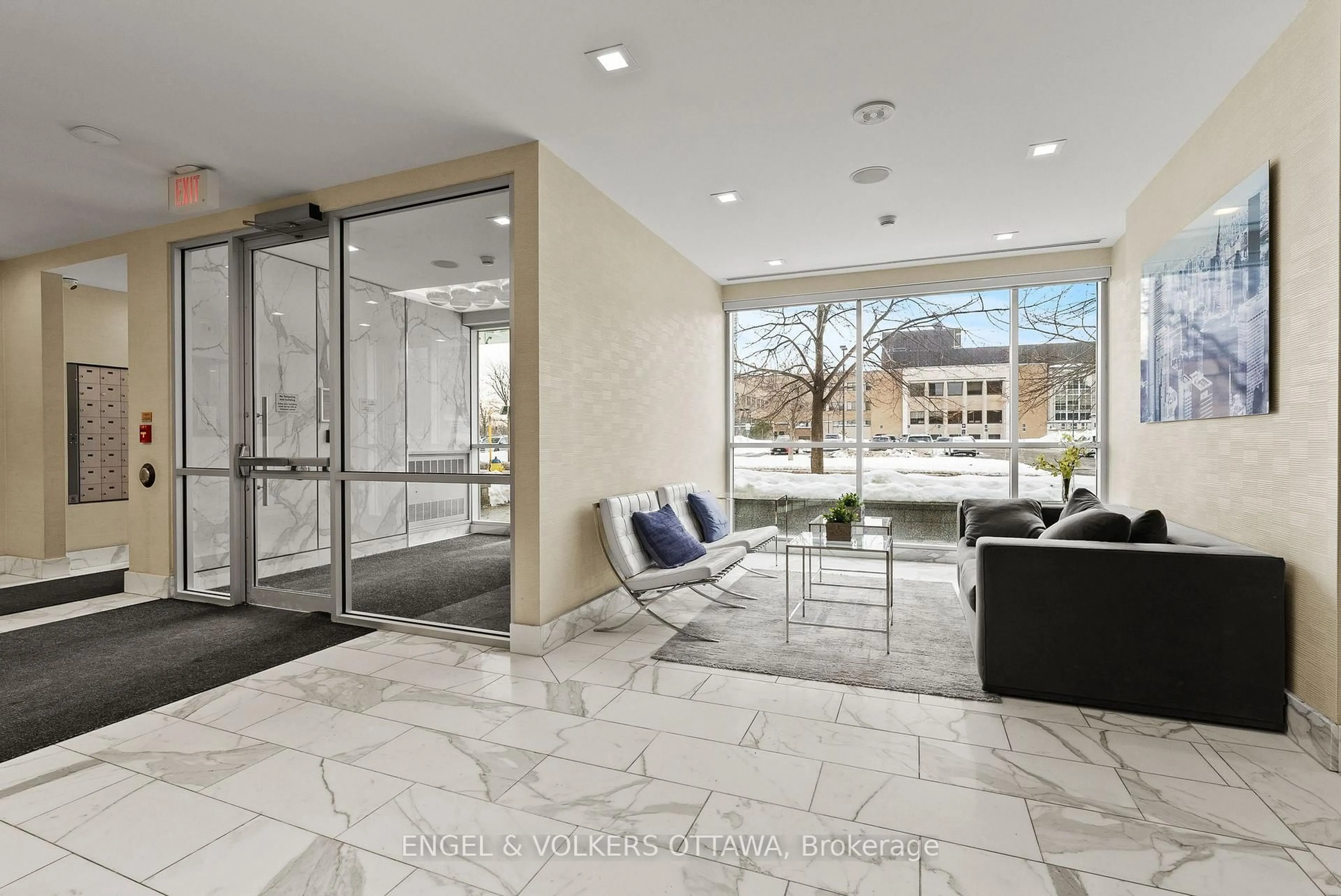 Indoor foyer for 201 Parkdale Ave #807, Ottawa Ontario K1Y 1E8
