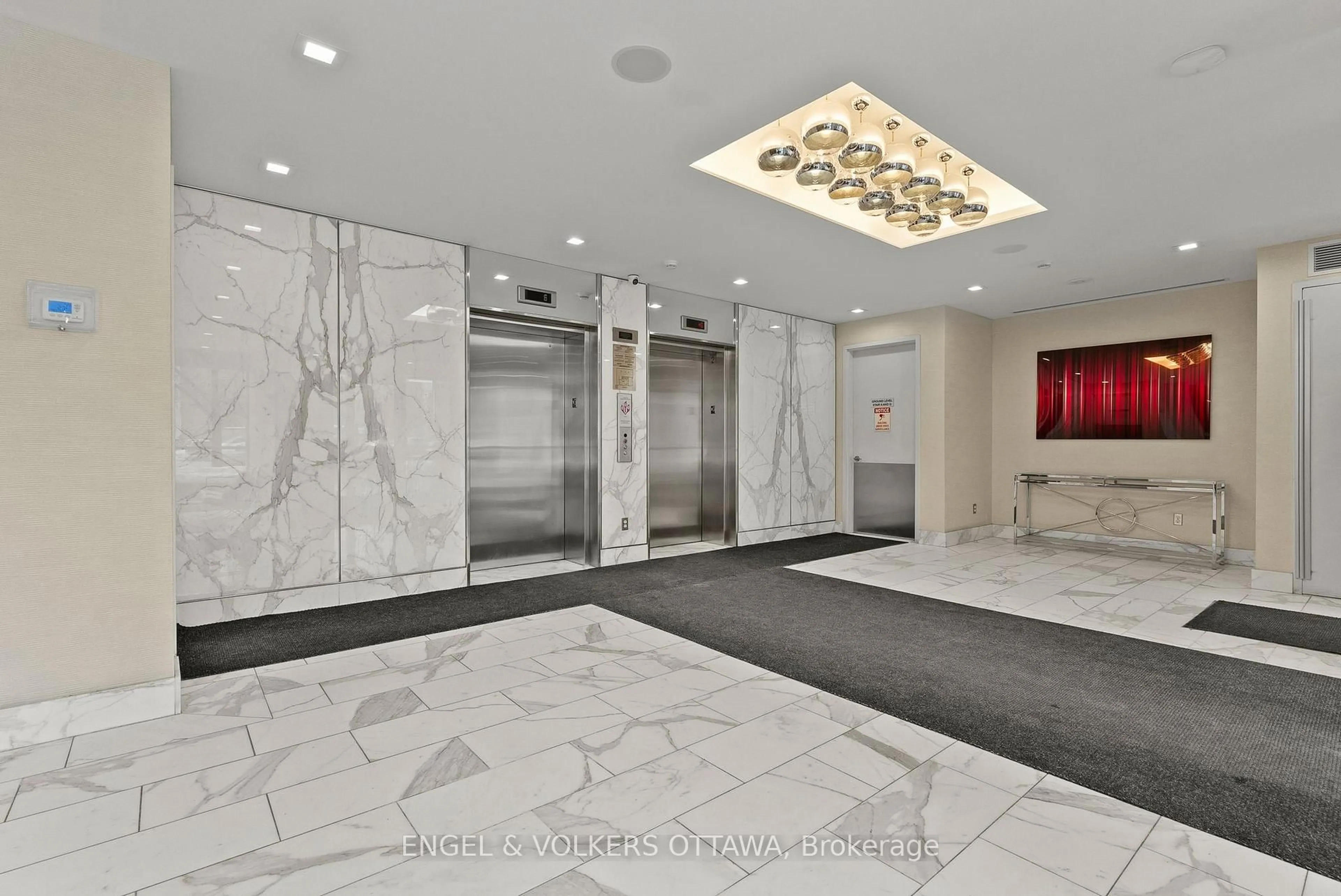 Indoor foyer for 201 Parkdale Ave #807, Ottawa Ontario K1Y 1E8
