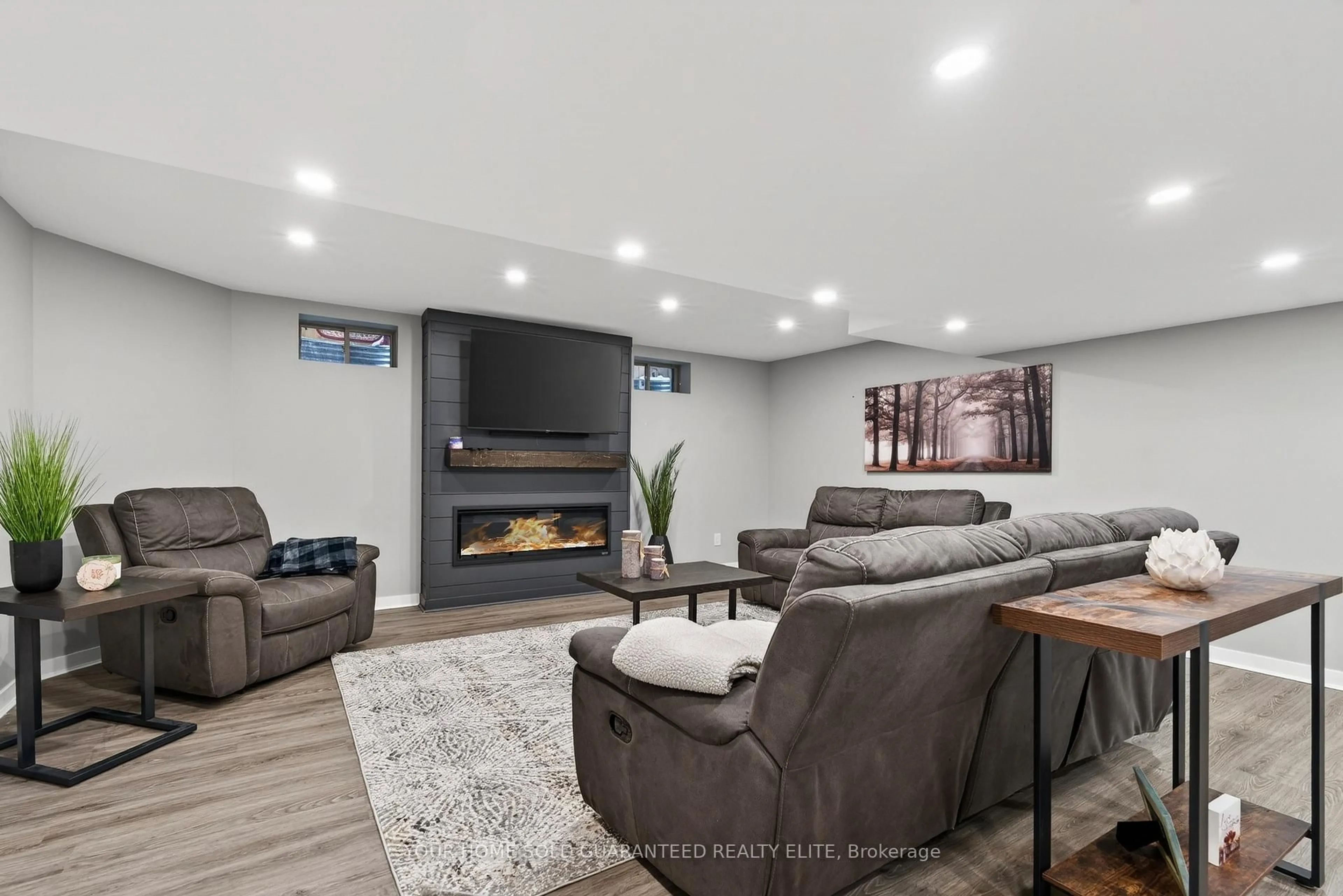 Living room with furniture, unknown for 4054 Thomas St, Lincoln Ontario L3J 0S5