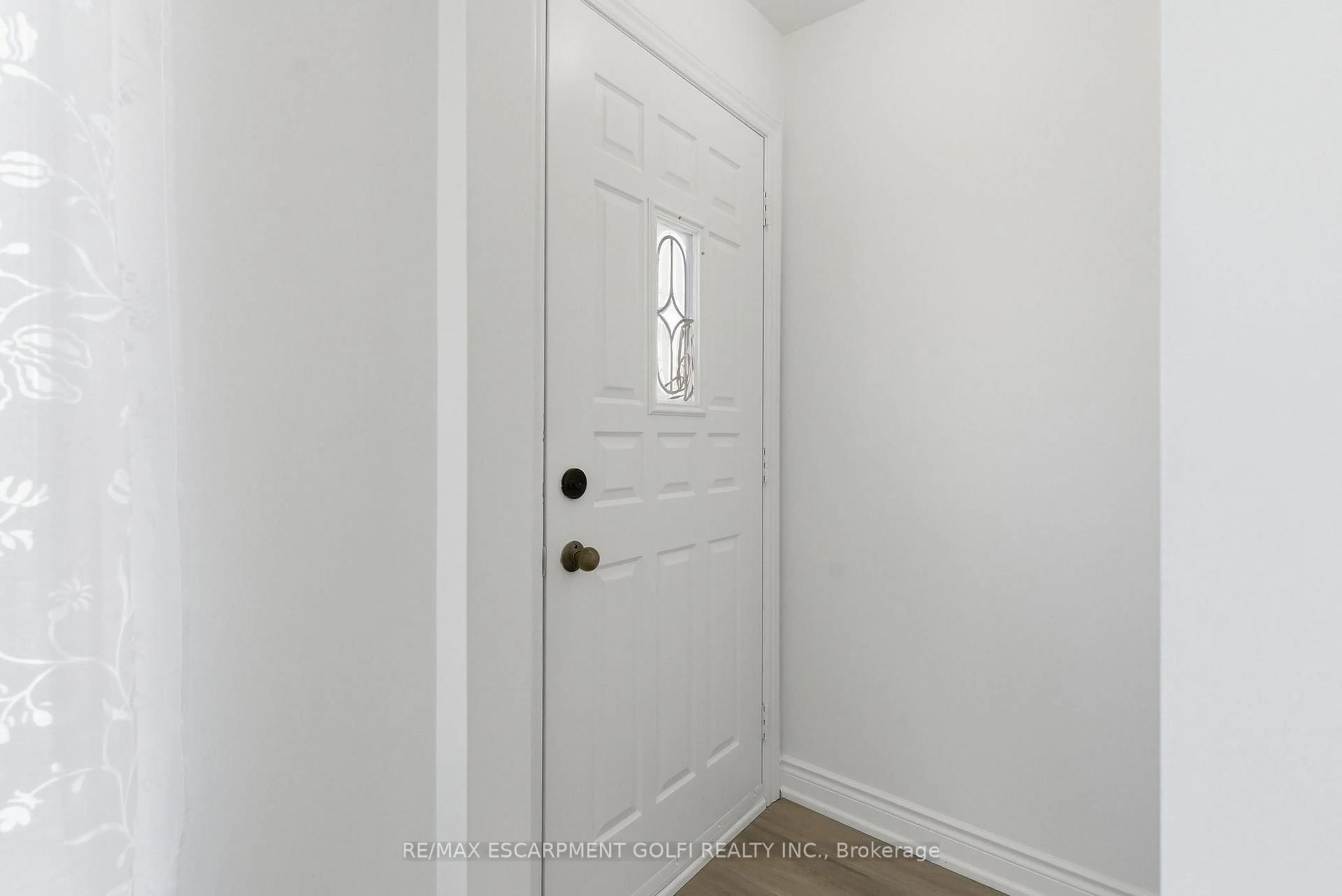 Indoor entryway for 216 Walter Ave, Hamilton Ontario L8K 3L4