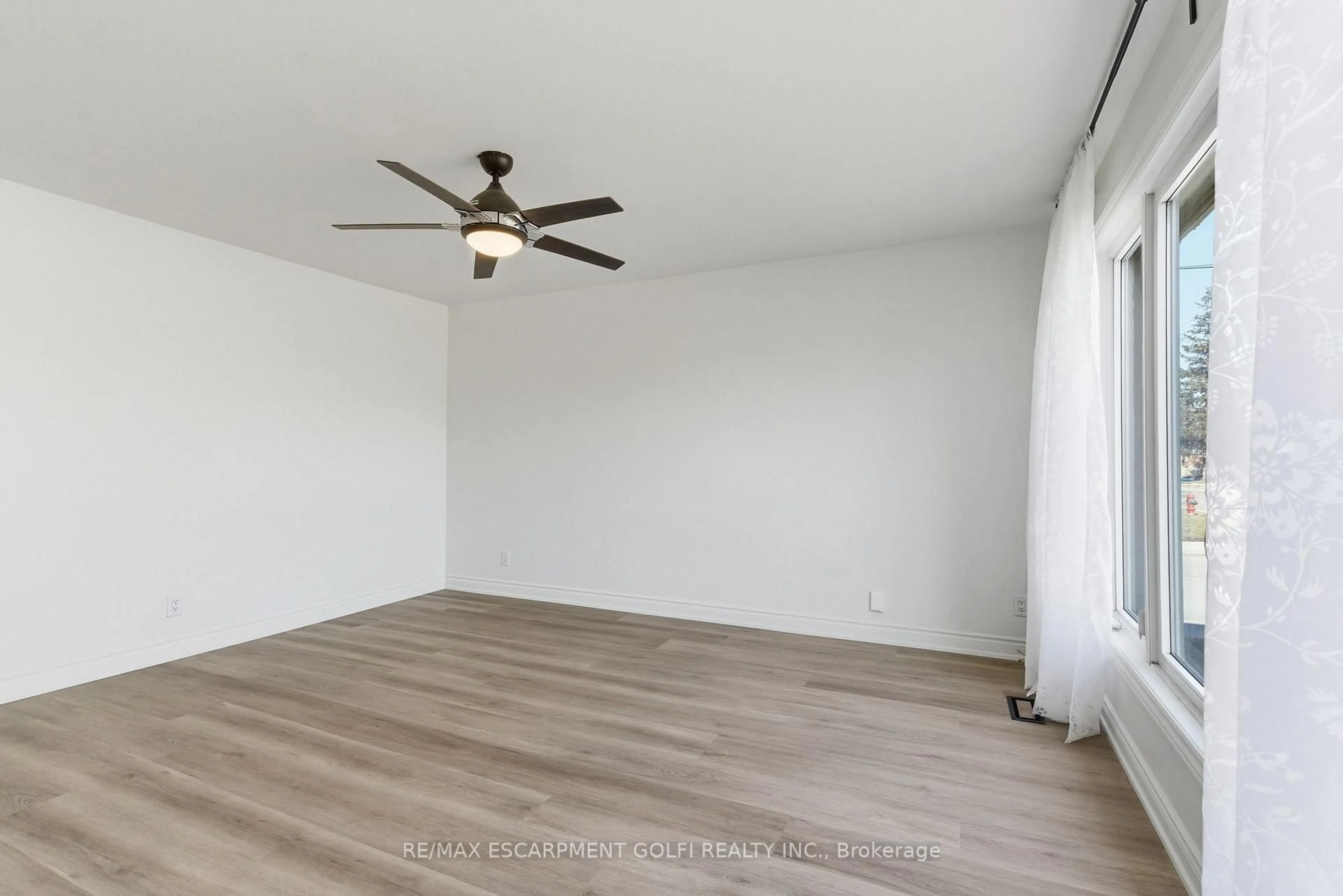 A pic of a room for 216 Walter Ave, Hamilton Ontario L8K 3L4