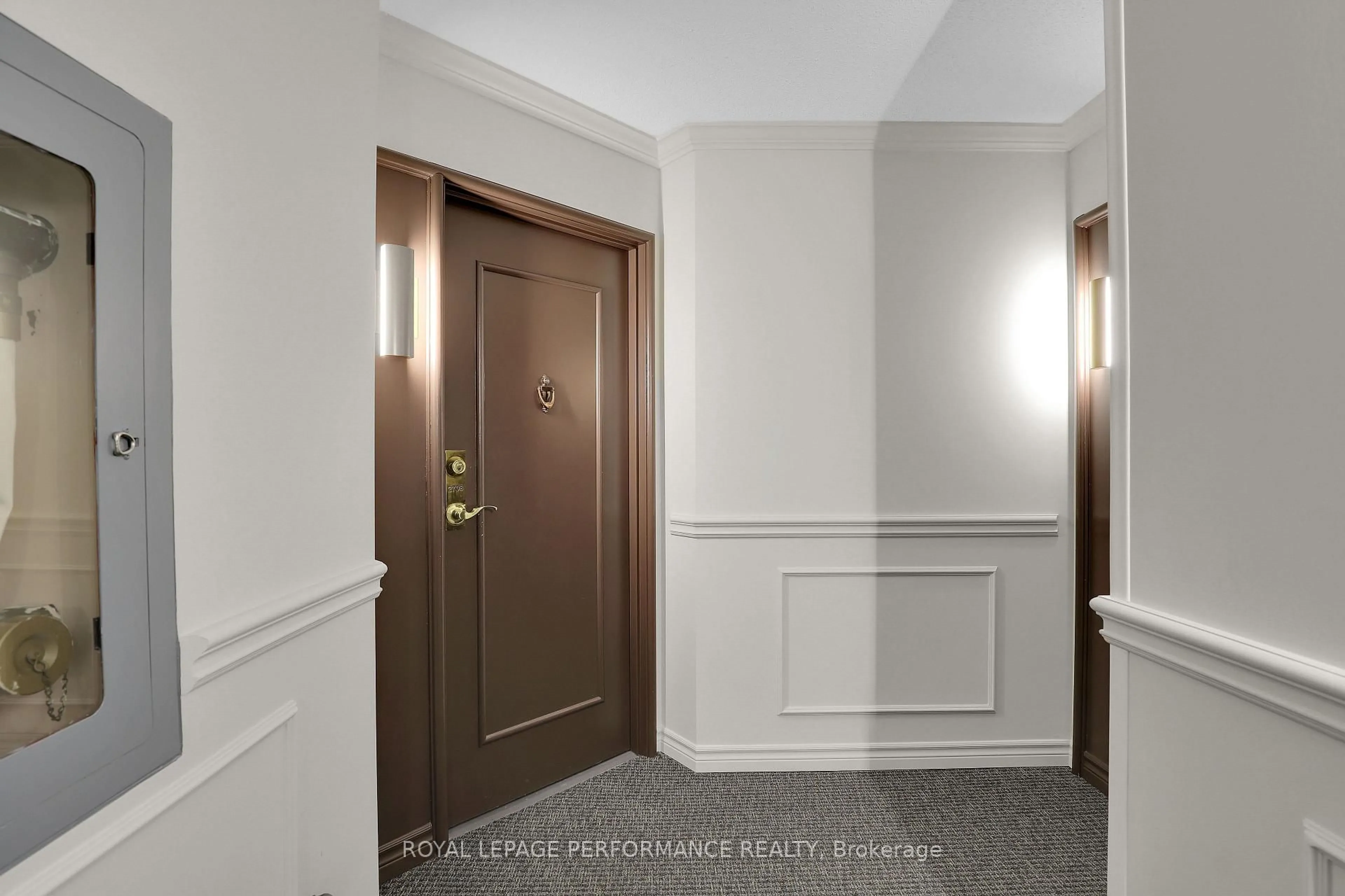 Indoor entryway for 545 St Laurent Blvd #2708, Ottawa Ontario K1K 4H9