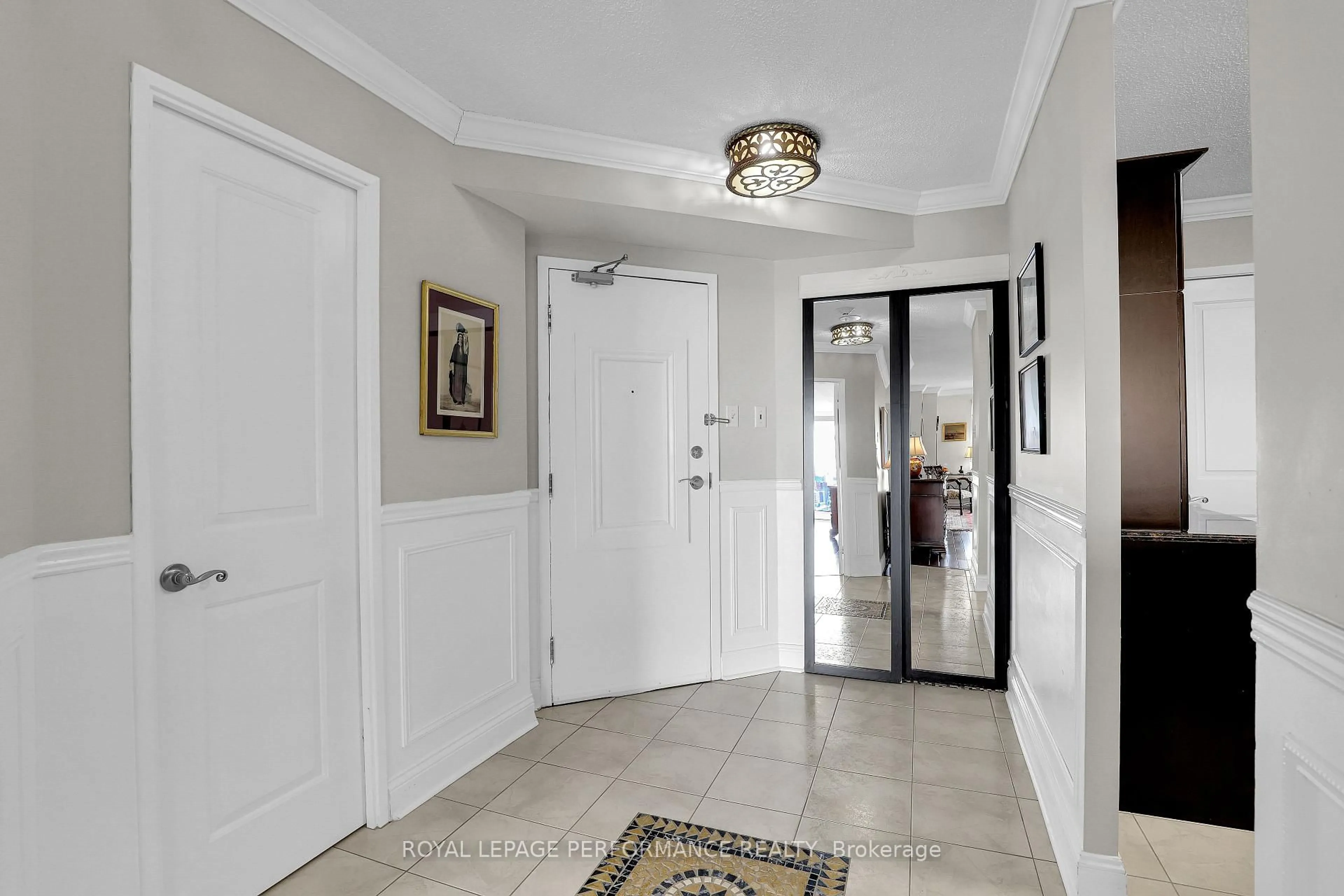 Indoor foyer for 545 St Laurent Blvd #2708, Ottawa Ontario K1K 4H9