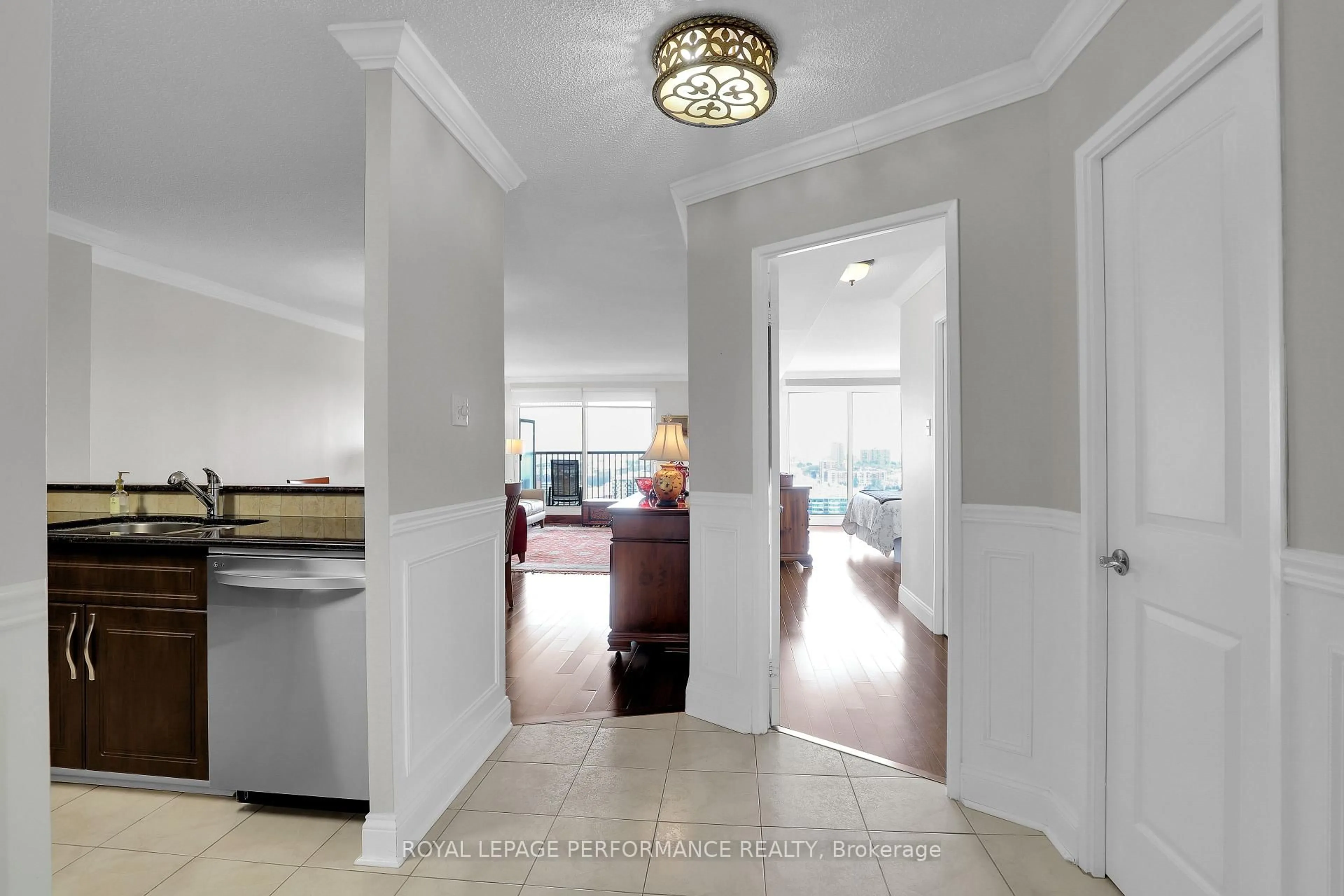 Indoor entryway for 545 St Laurent Blvd #2708, Ottawa Ontario K1K 4H9