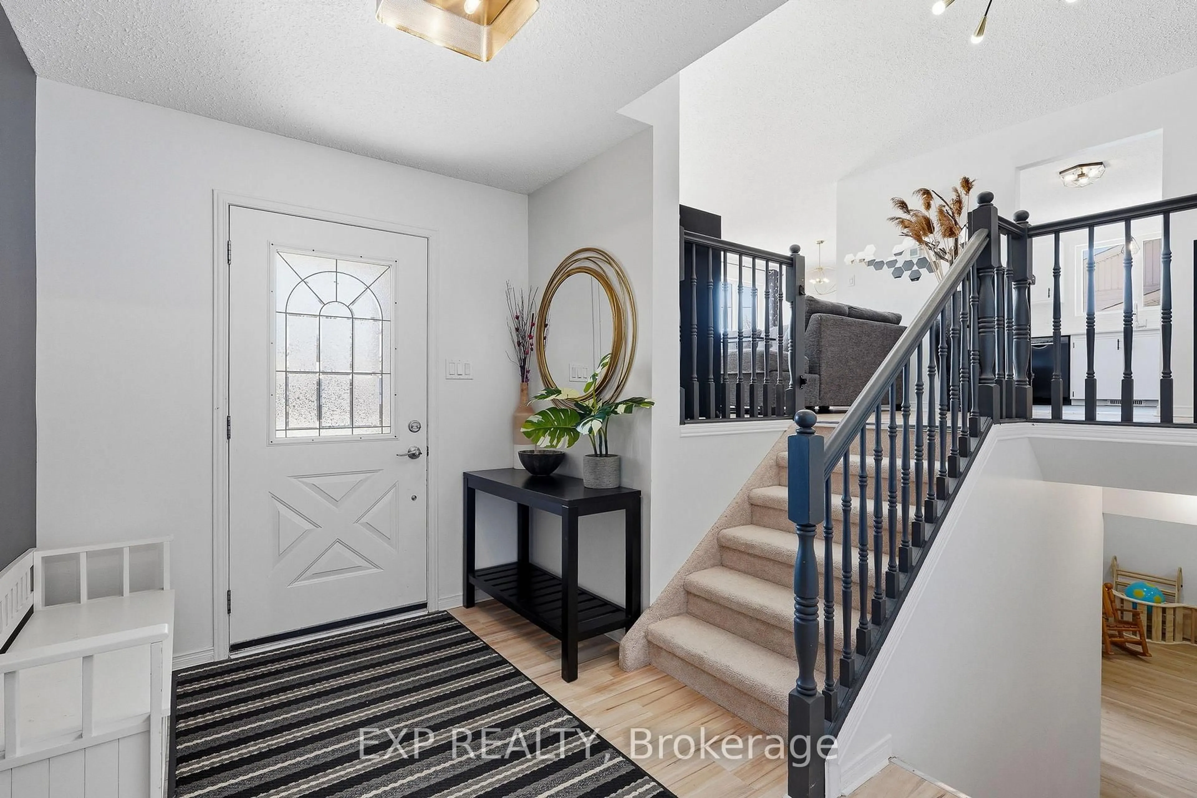 Indoor entryway for 584 Holmes St, North Dundas Ontario K0C 2K0