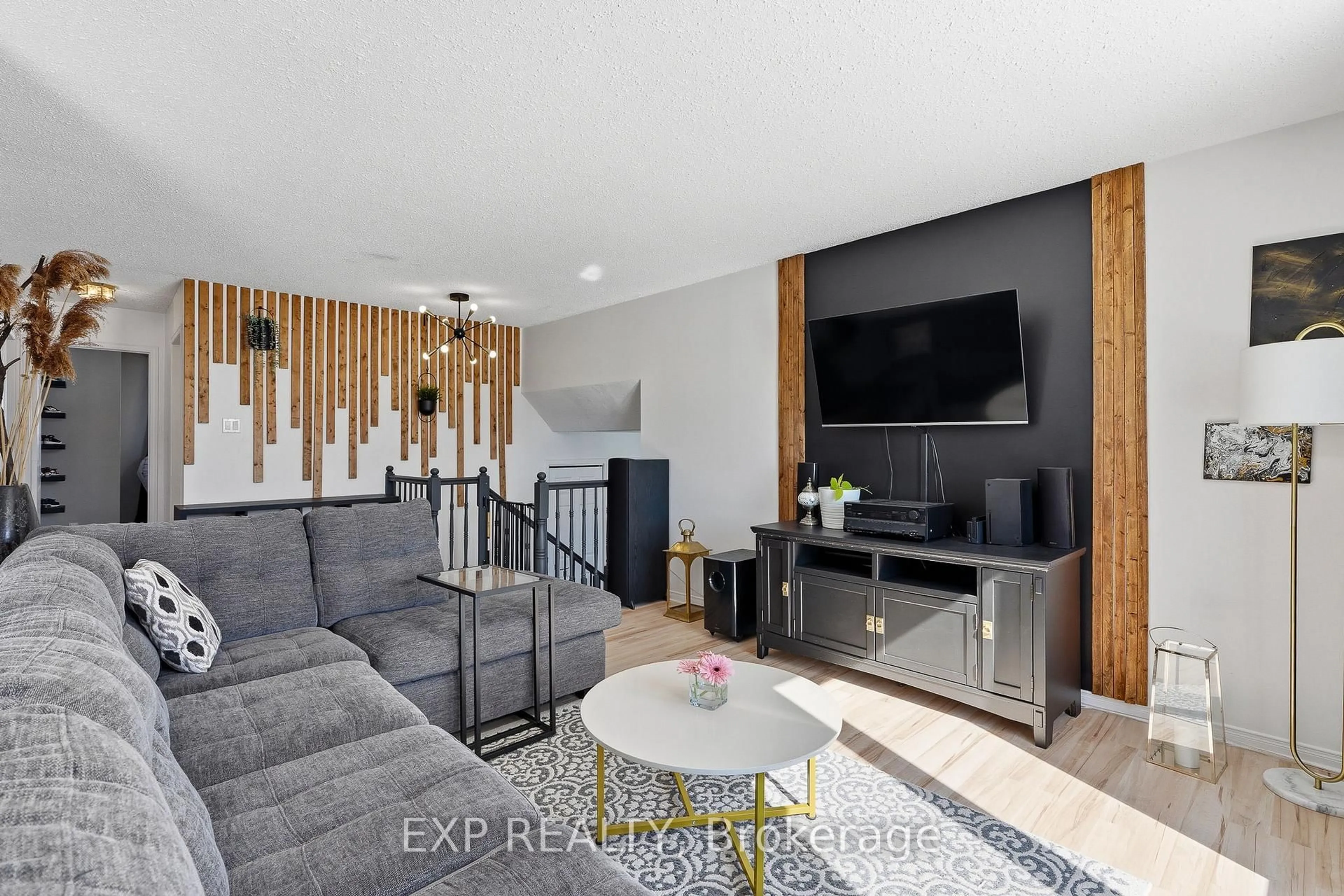 Living room with furniture, unknown for 584 Holmes St, North Dundas Ontario K0C 2K0