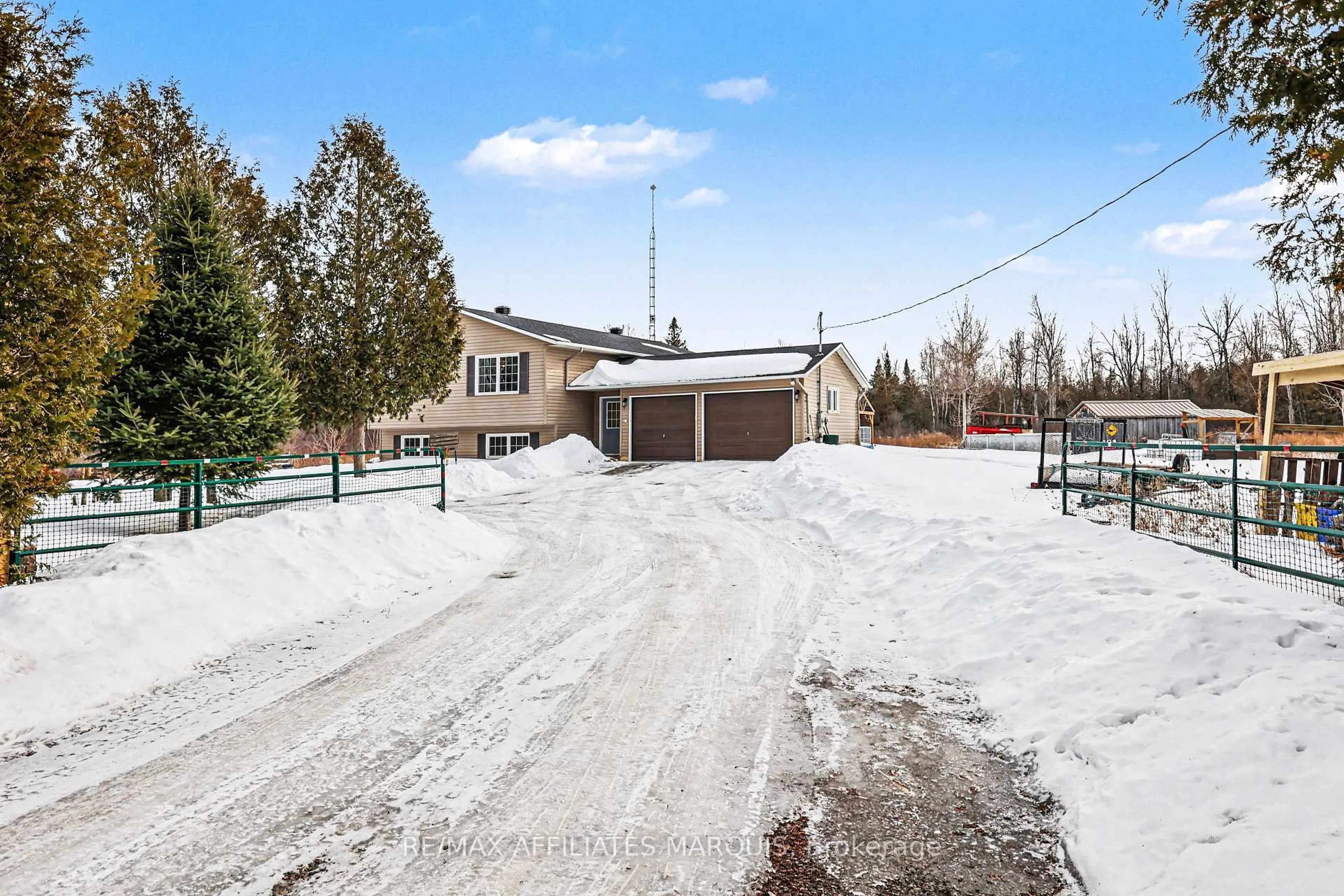 A pic from outside/outdoor area/front of a property/back of a property/a pic from drone, street for 2135 Rosedale Rd, Smiths Falls Ontario K7A 4S4