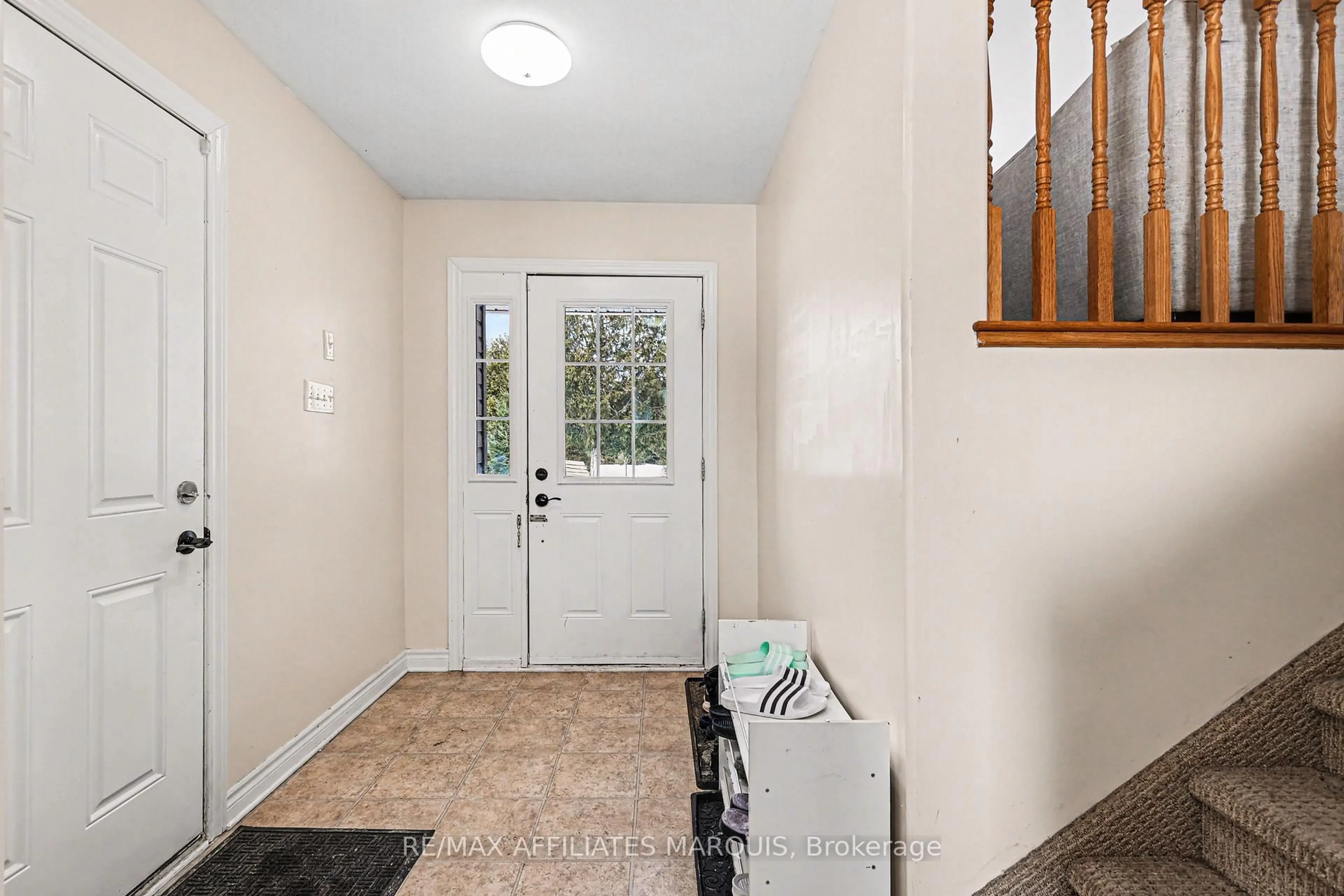 Indoor entryway for 2135 Rosedale Rd, Smiths Falls Ontario K7A 4S4