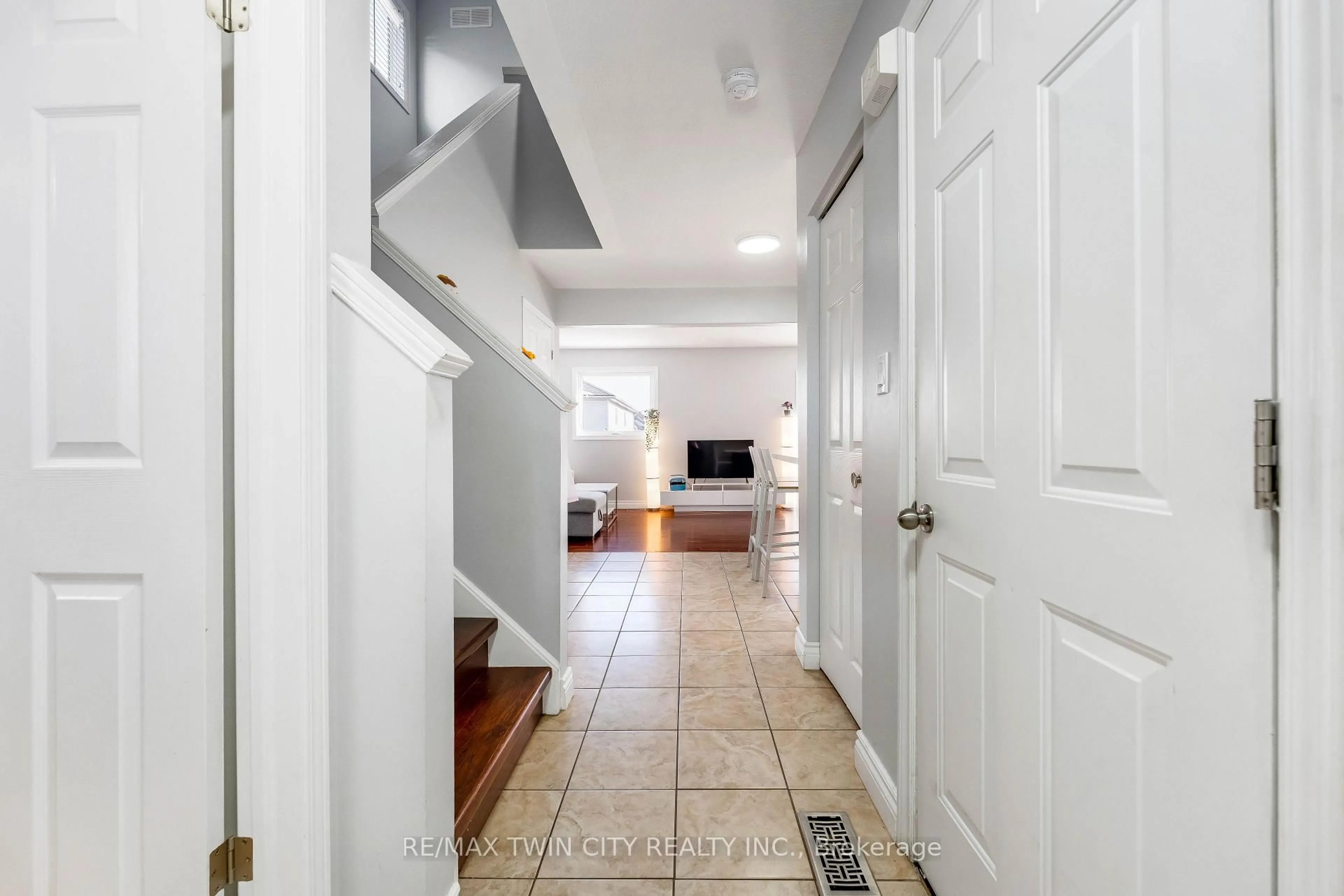 Indoor entryway for 160 Prosperity Dr, Kitchener Ontario N2E 4E5