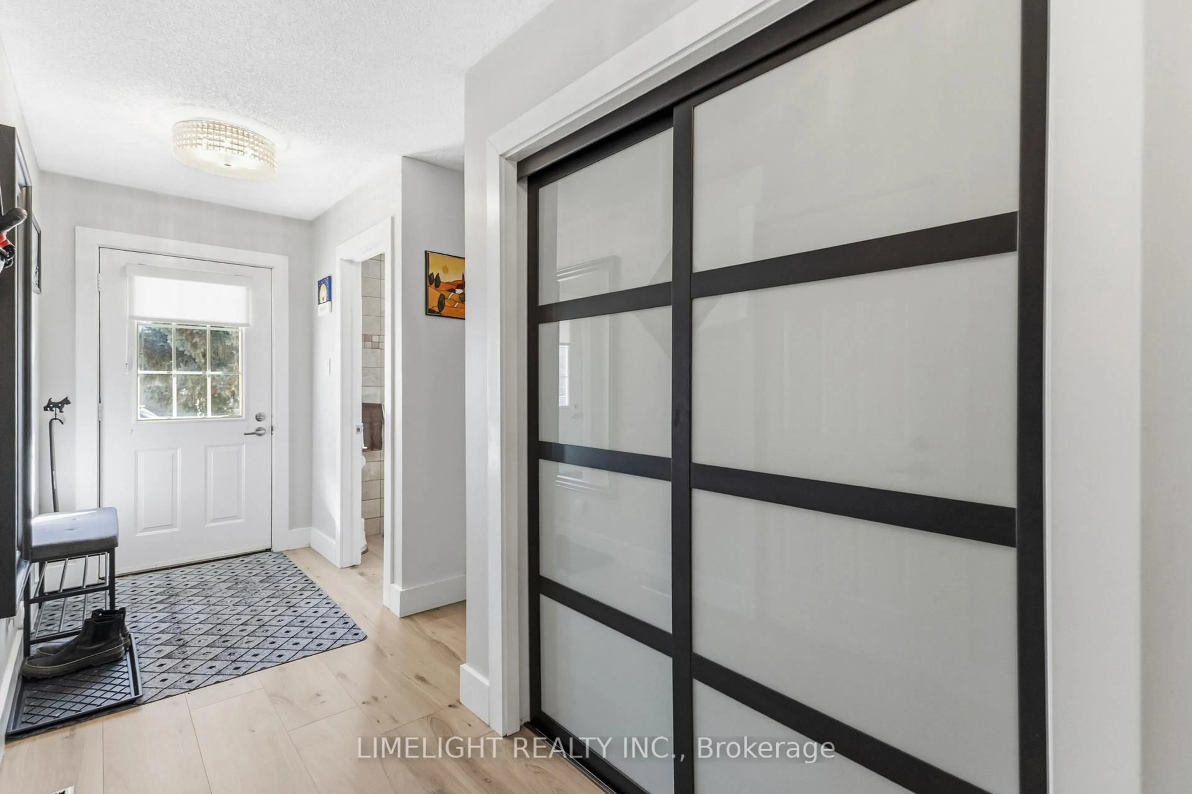 Indoor entryway for 61 Julia Crt, London East Ontario N5V 4X1