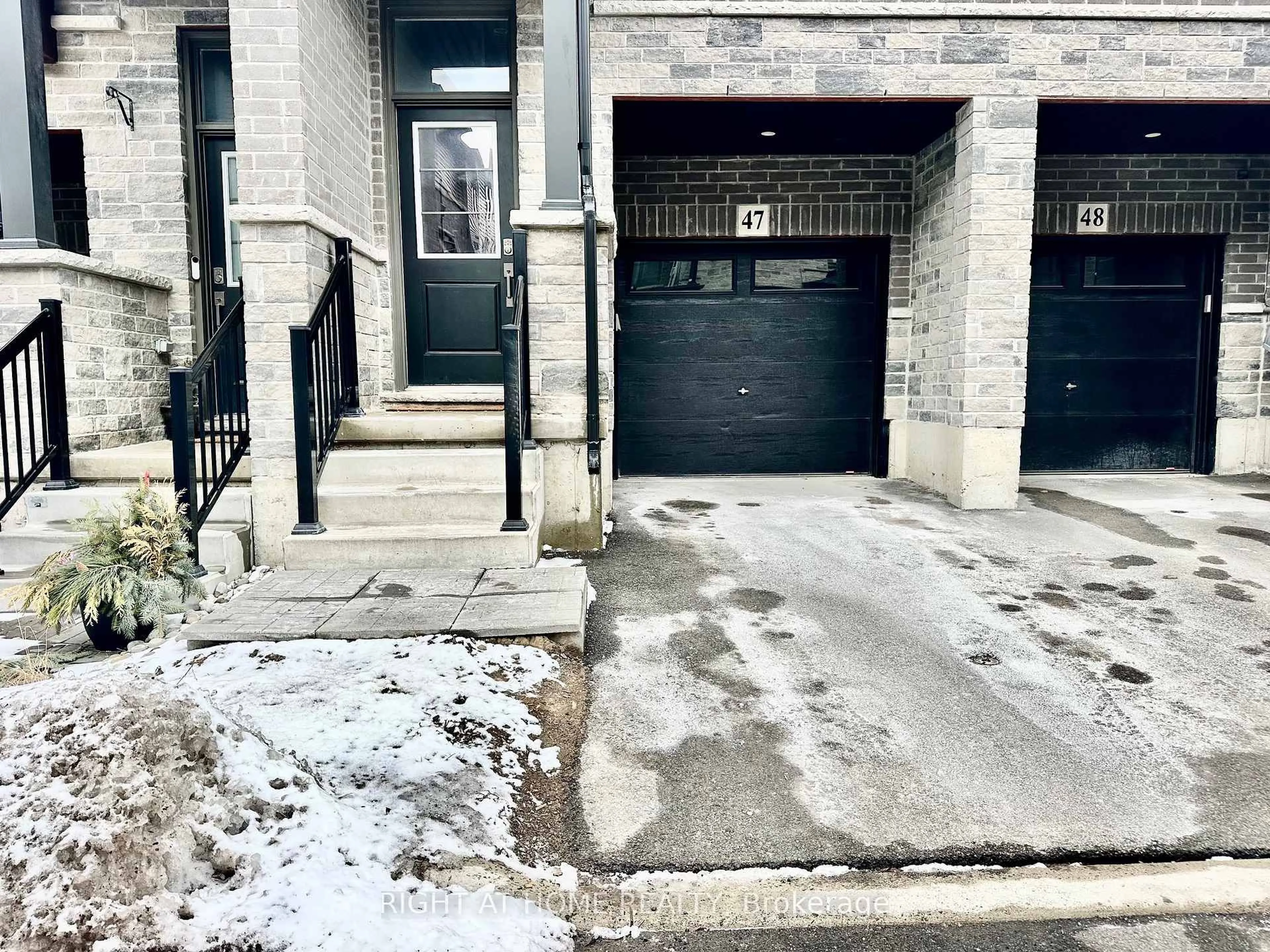Indoor entryway for 5000 Connor Dr #47, Lincoln Ontario L3J 0T4