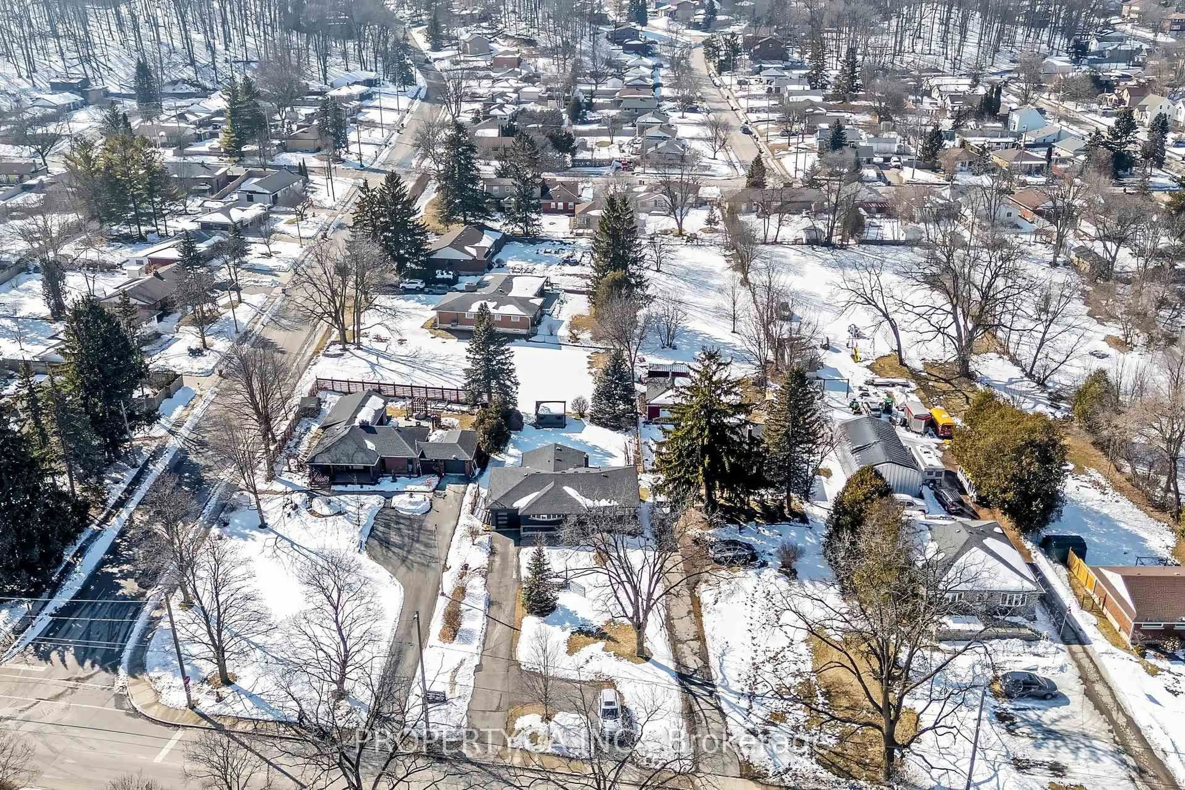 A pic from outside/outdoor area/front of a property/back of a property/a pic from drone, street for 184 West River Rd, Cambridge Ontario N1S 2Z8