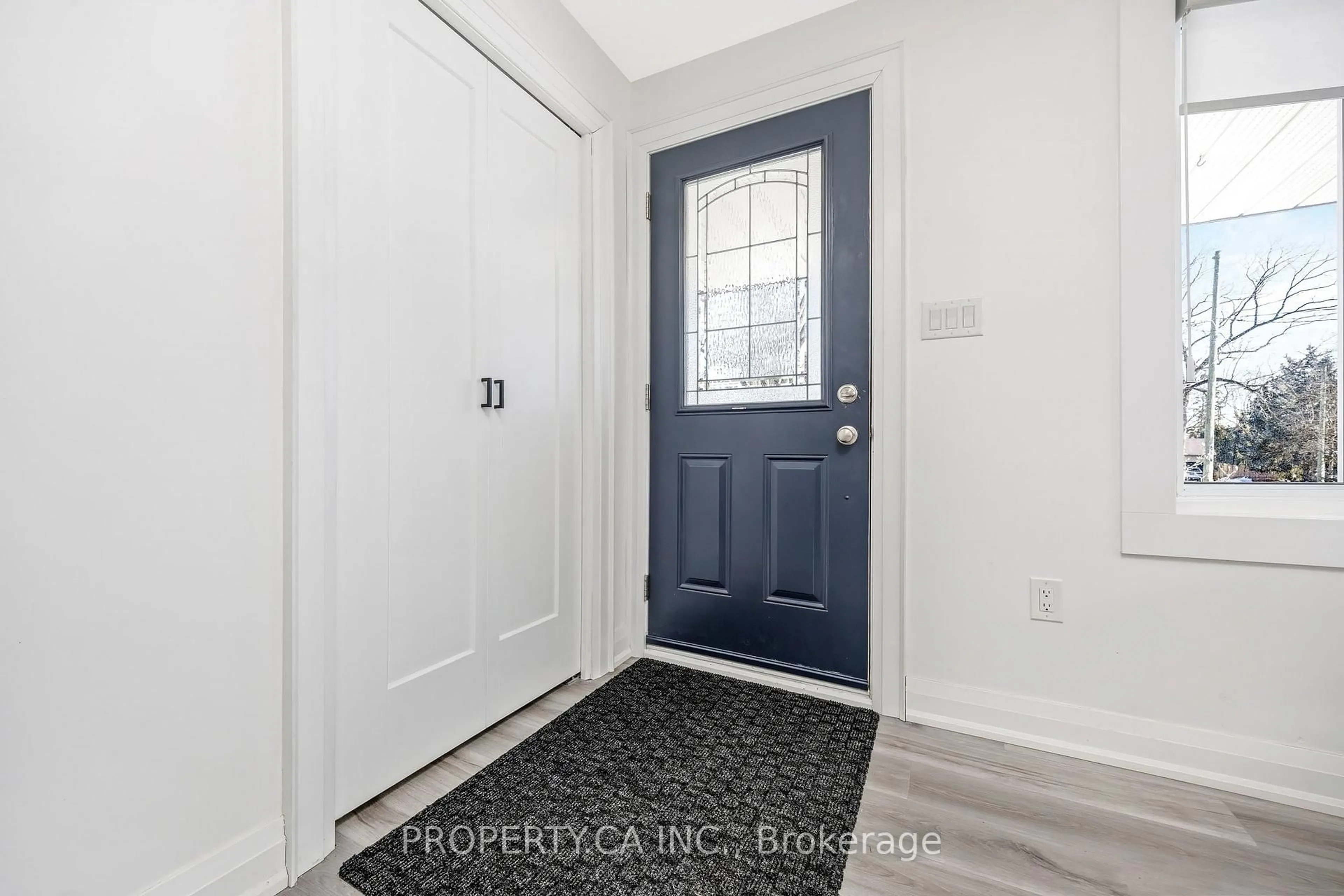 Indoor entryway for 184 West River Rd, Cambridge Ontario N1S 2Z8