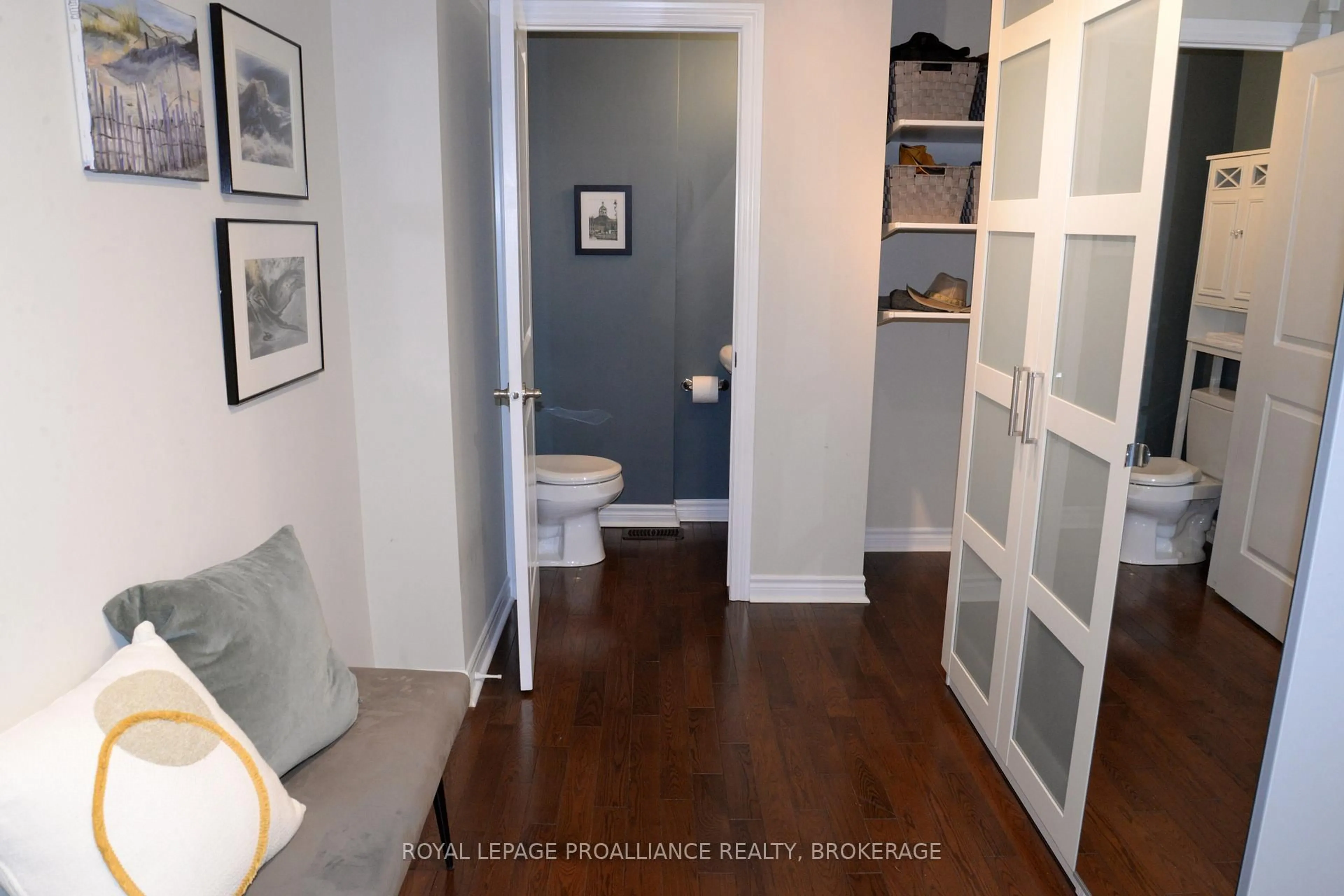 Indoor entryway for 300 Wellington St, Kingston Ontario K7K 2Z3