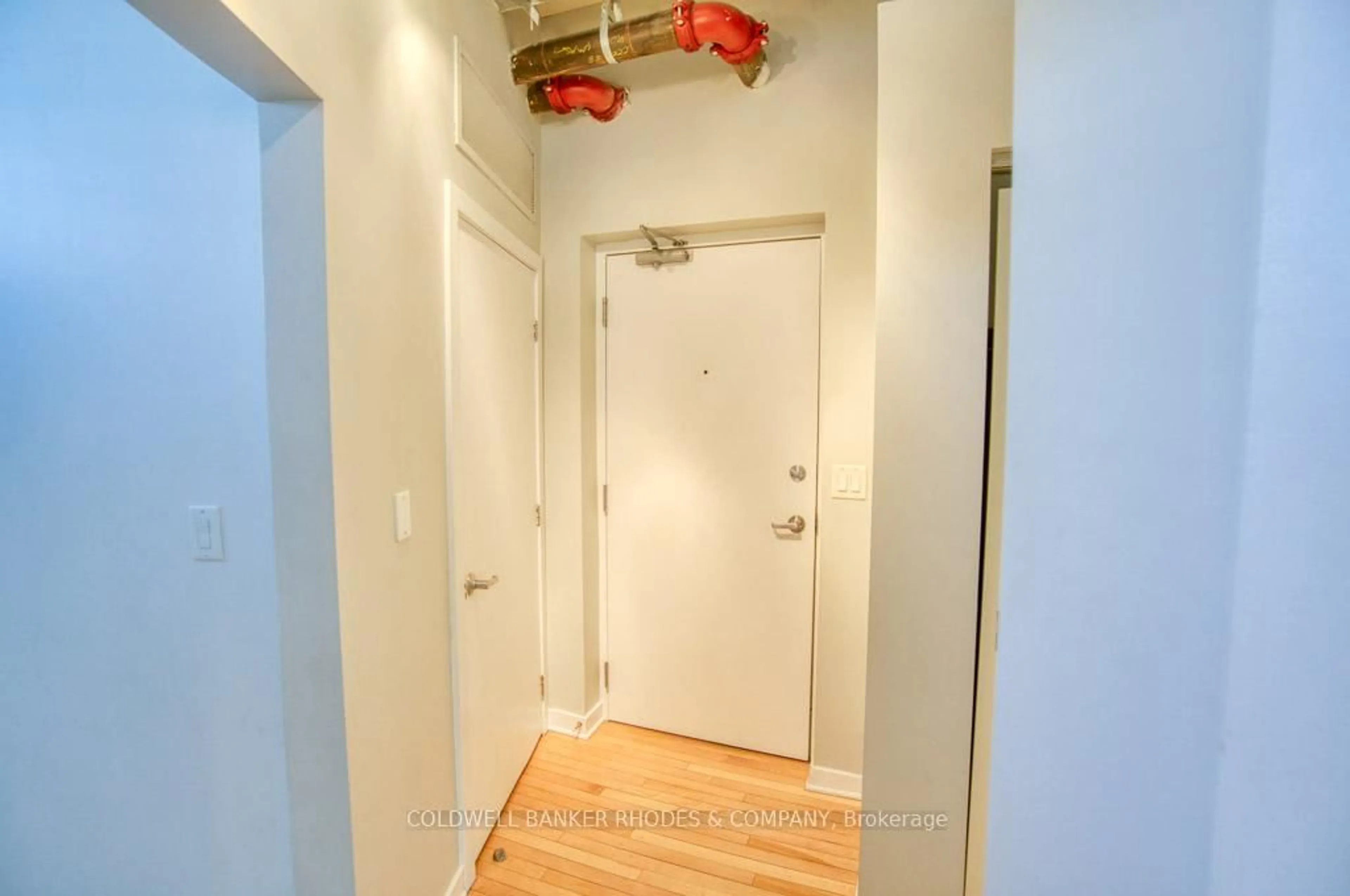 Indoor entryway for 320 Parkdale Ave #401, Ottawa Ontario K1Y 4X9
