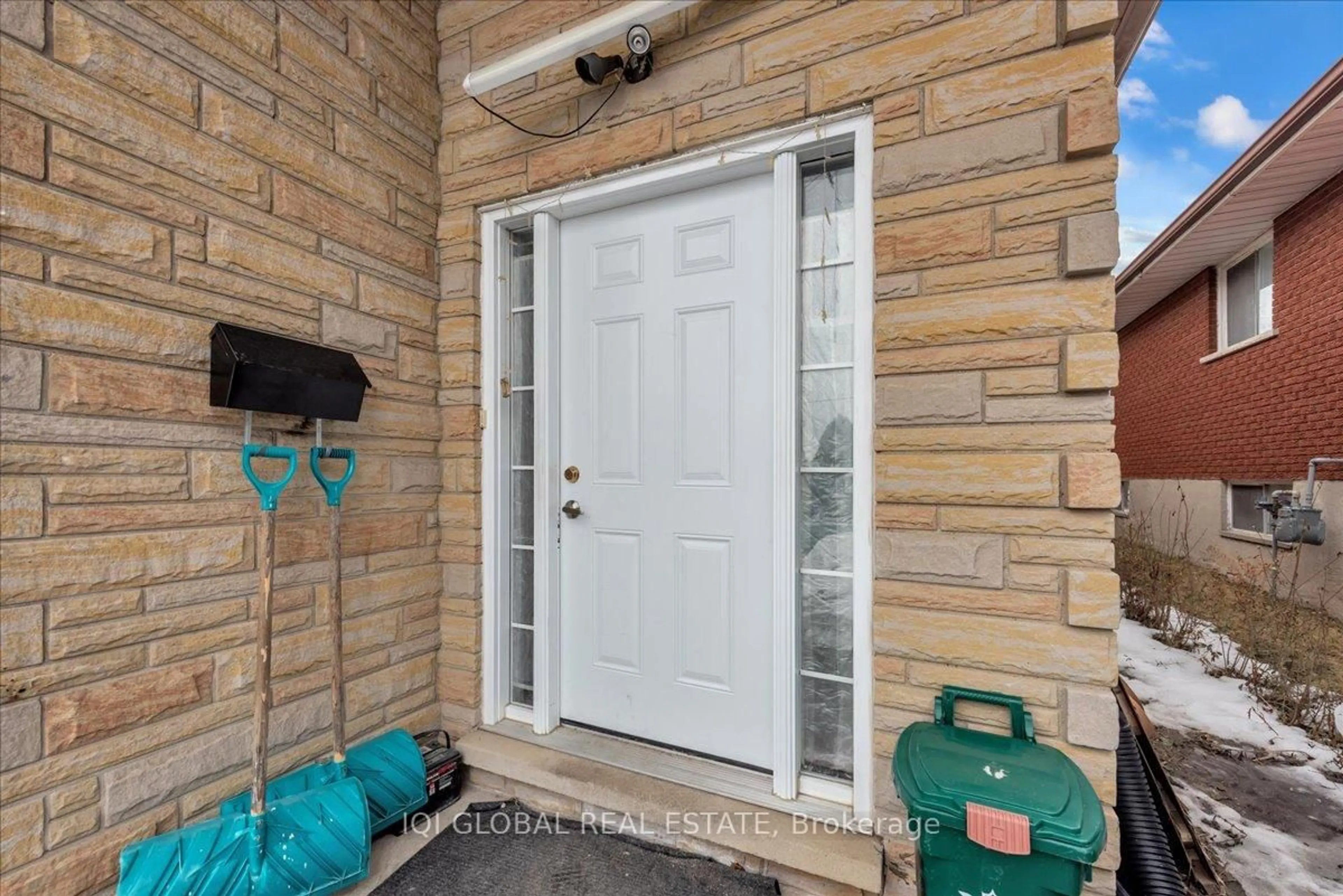 Indoor entryway for 134 Thaler Ave, Kitchener Ontario N2A 1R5