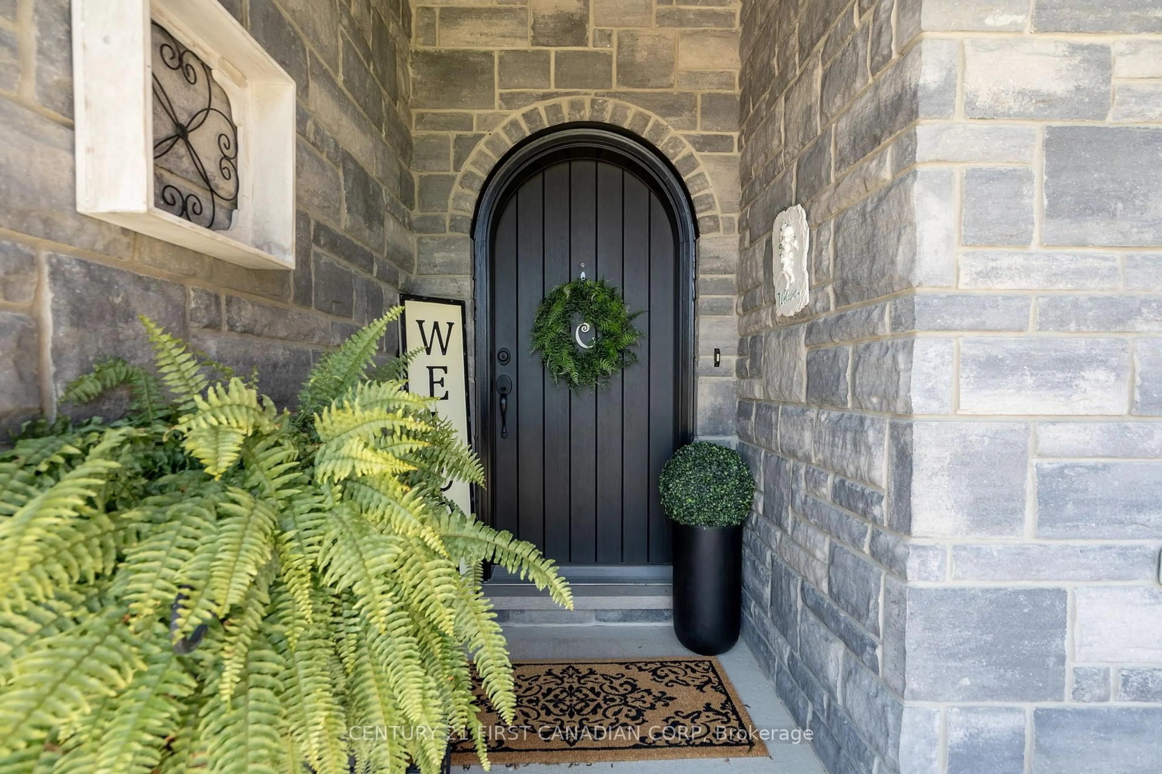 Indoor entryway for 161 Collins Way, Strathroy-Caradoc Ontario N7G 3H3