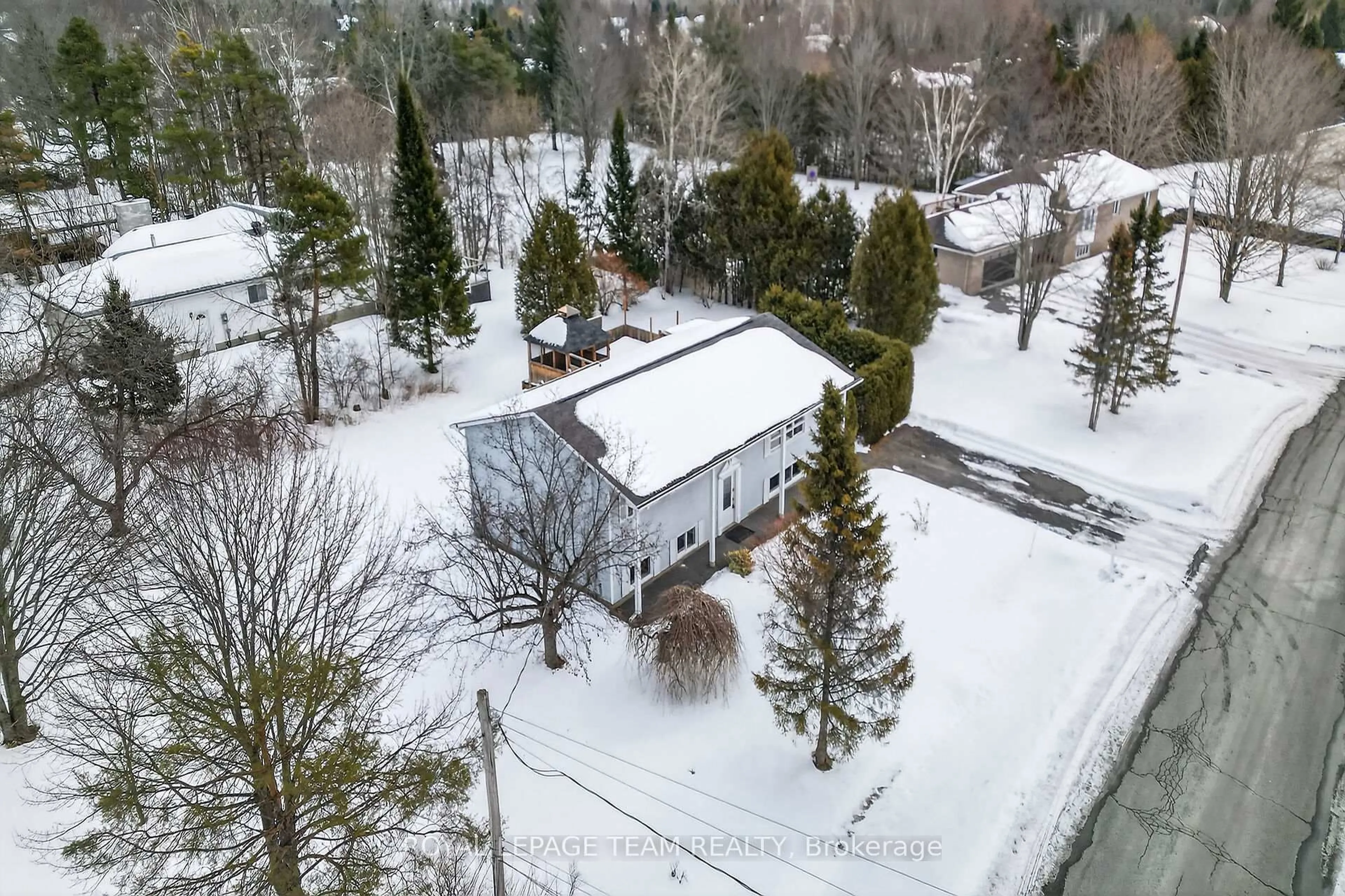 A pic from outside/outdoor area/front of a property/back of a property/a pic from drone, street for 3333 White Spruce St, Osgoode Ontario K0A 2W0