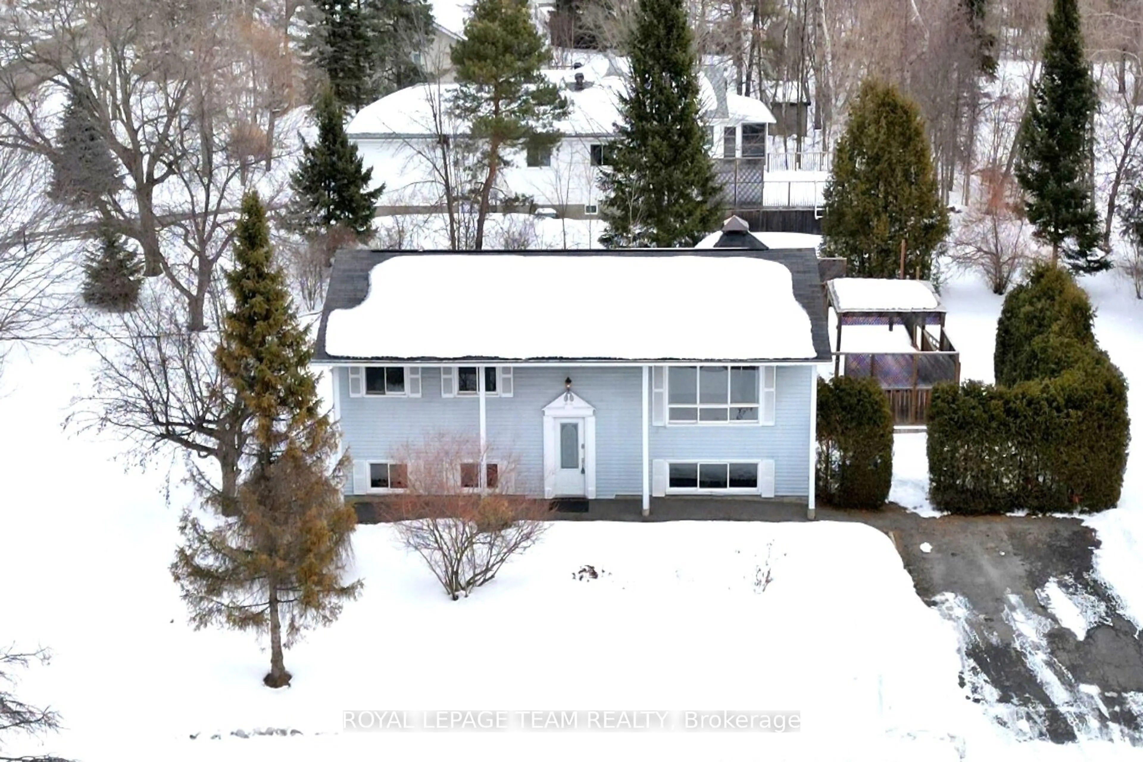 A pic from outside/outdoor area/front of a property/back of a property/a pic from drone, street for 3333 White Spruce St, Osgoode Ontario K0A 2W0