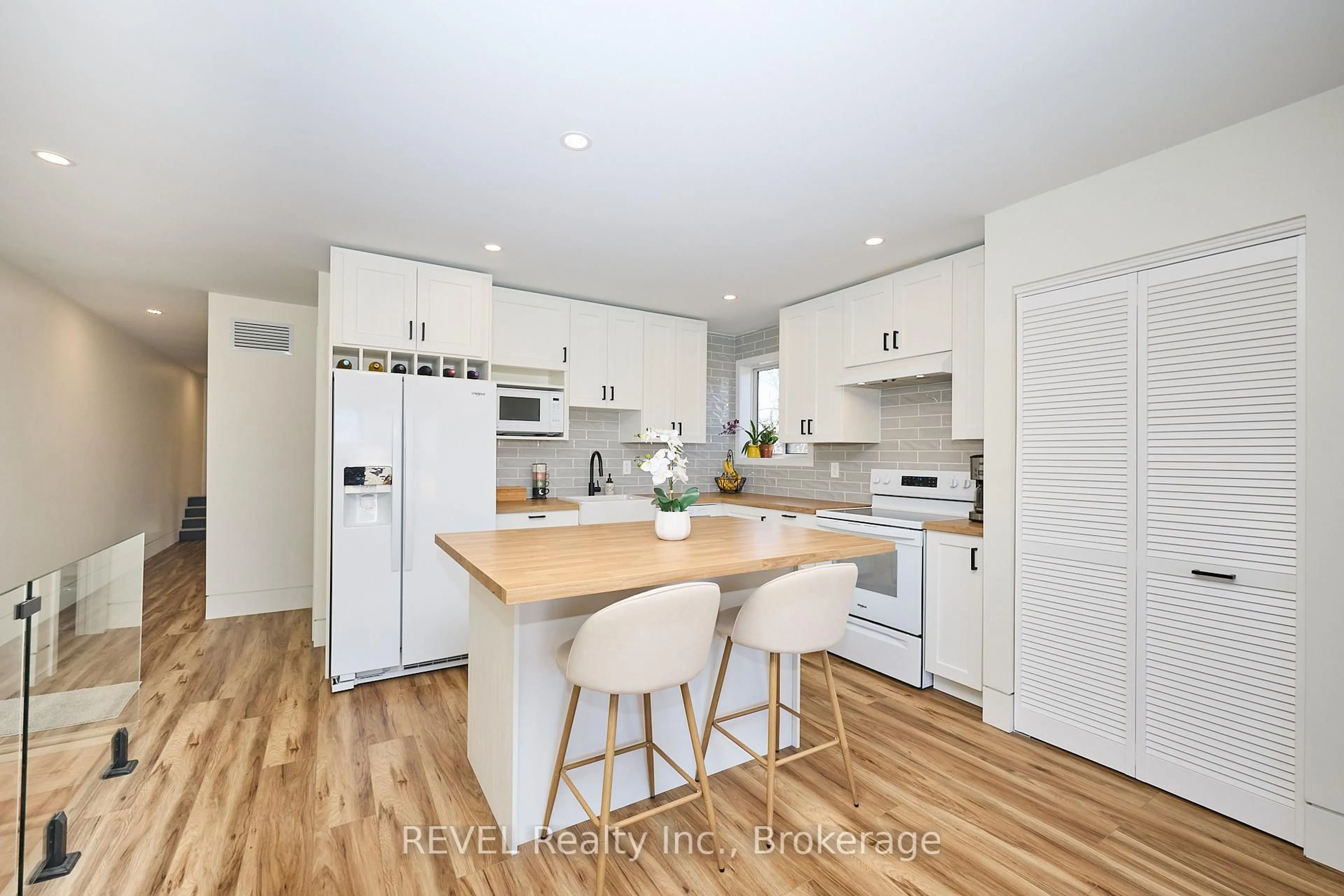 Open concept kitchen, wood/laminate floor for 141 Douglas St, Fort Erie Ontario L2A 6V3