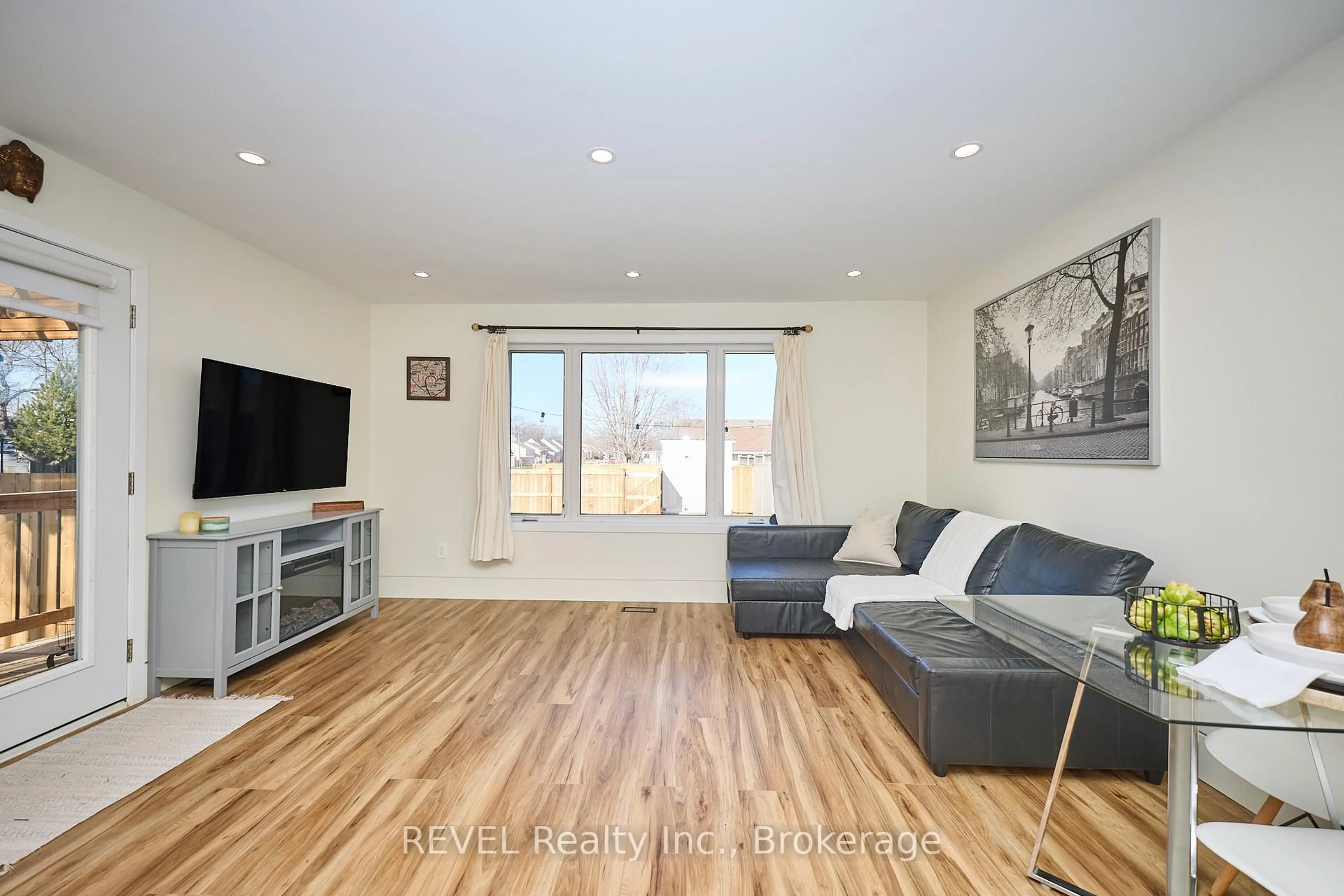 Living room with furniture, wood/laminate floor for 141 Douglas St, Fort Erie Ontario L2A 6V3