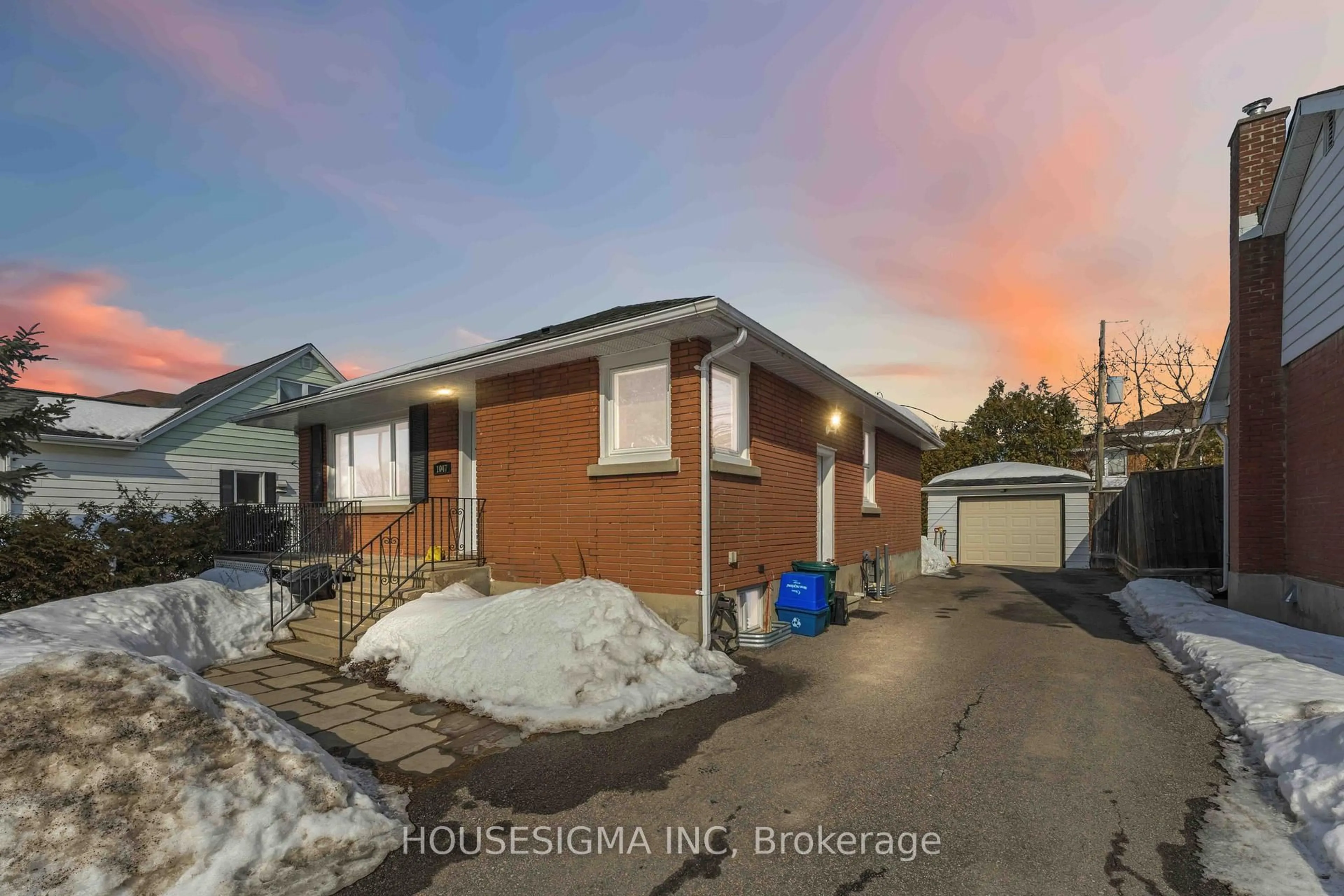 A pic from outside/outdoor area/front of a property/back of a property/a pic from drone, street for 1047 Richard Ave, Ottawa Ontario K1H 8C3