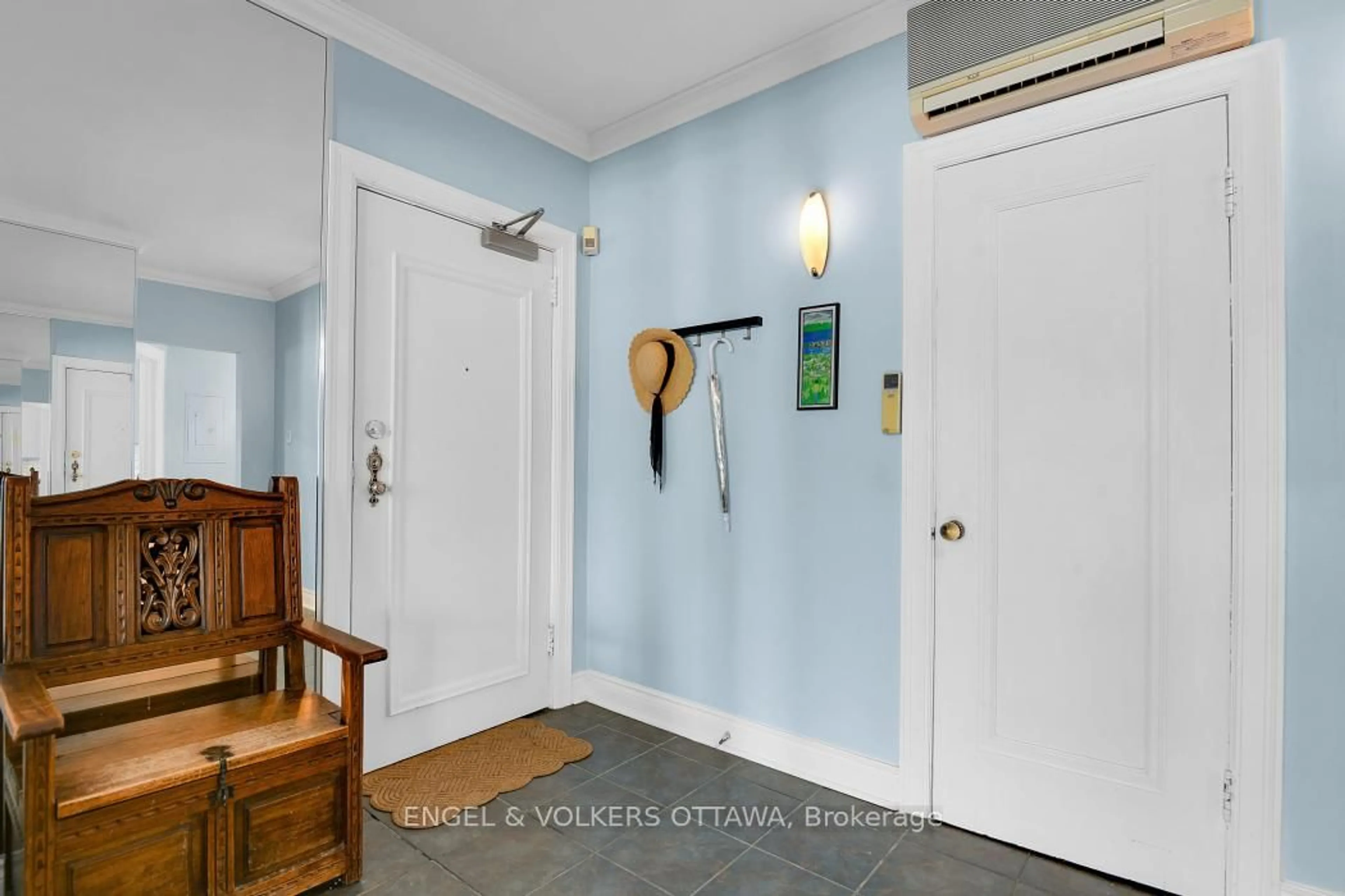Indoor entryway for 180 Augusta St #2, Ottawa Ontario K1N 8C1