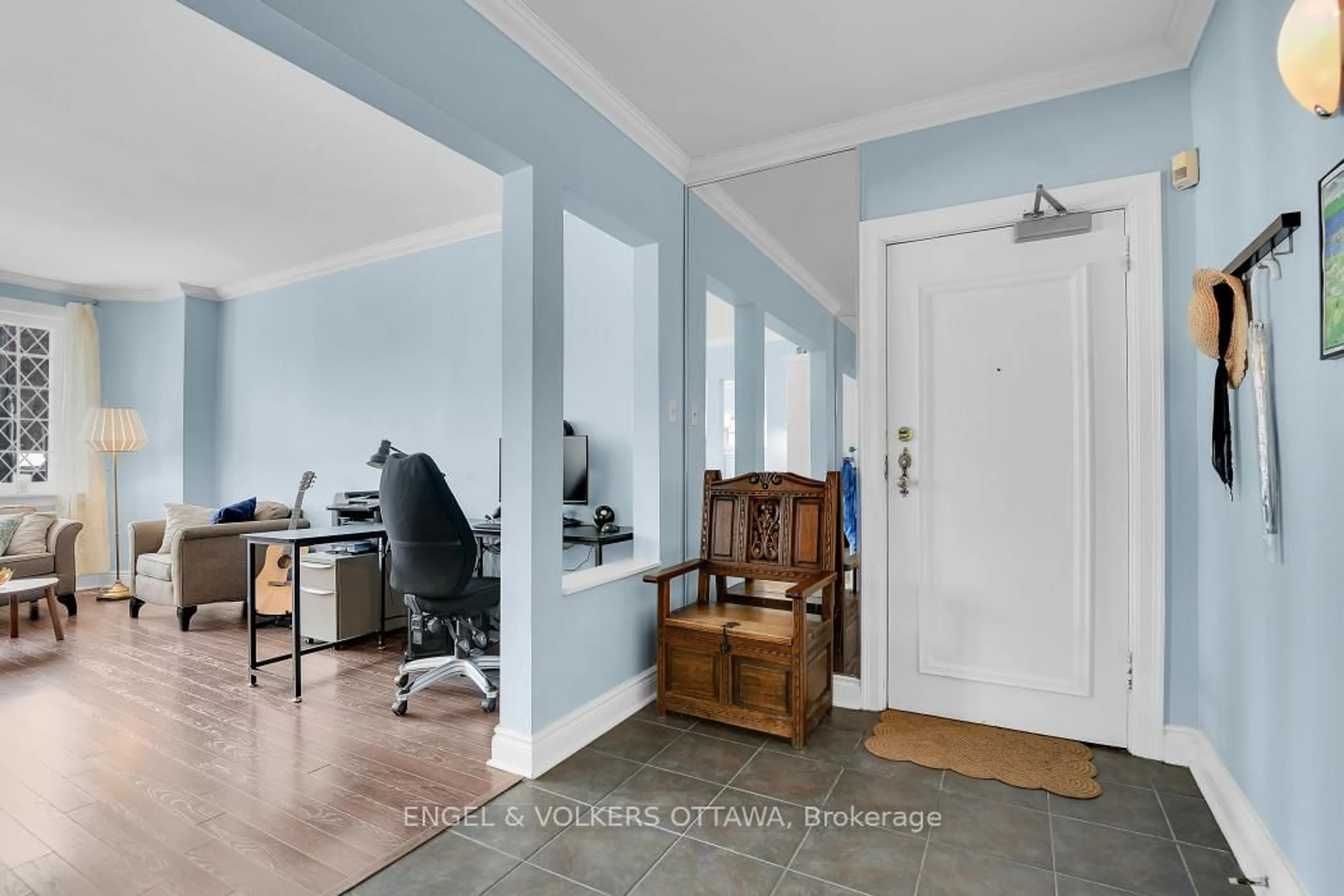 Indoor entryway for 180 Augusta St #2, Ottawa Ontario K1N 8C1