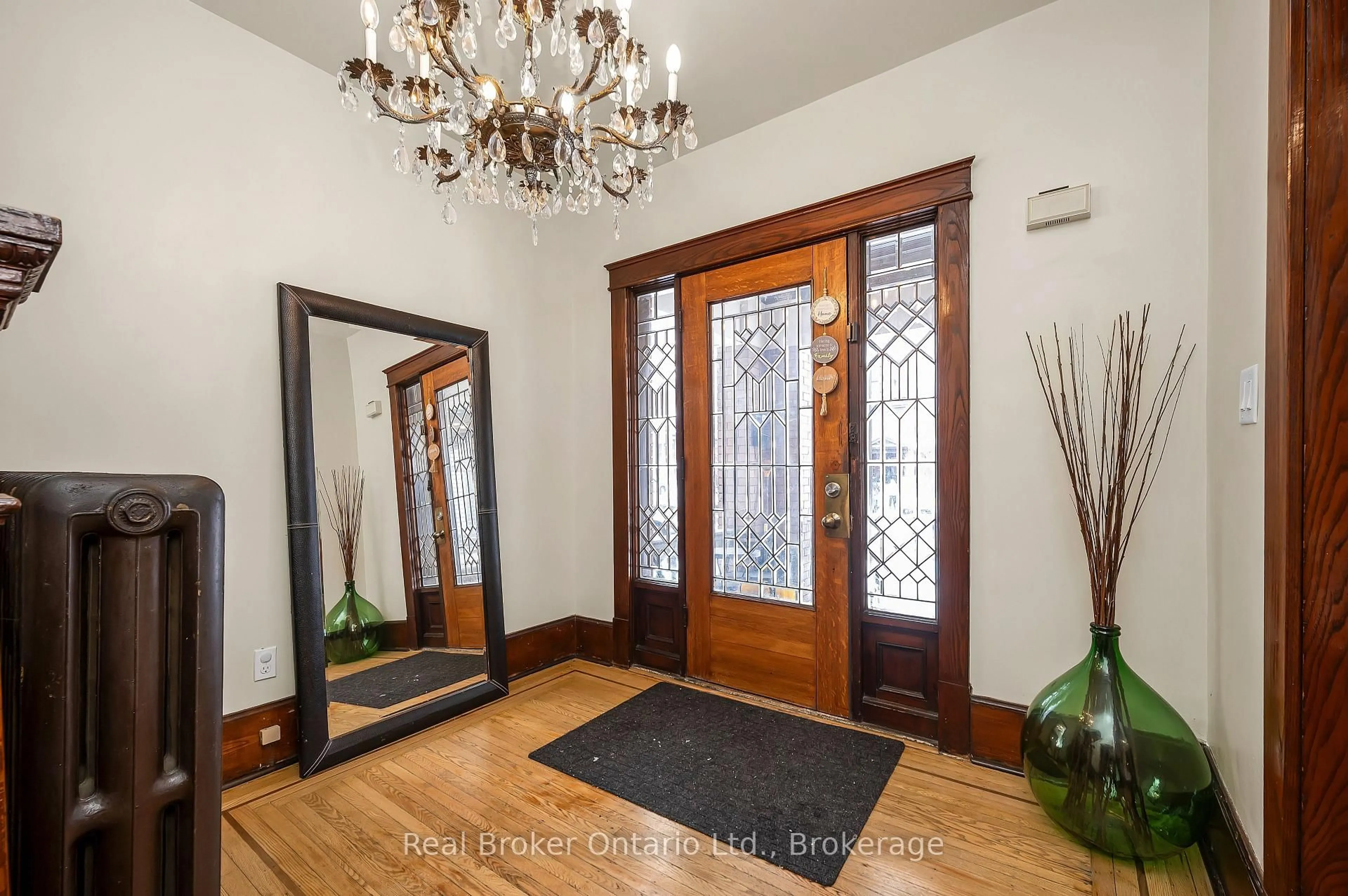 Indoor entryway for 77 Proctor Blvd, Hamilton Ontario L8M 2M5