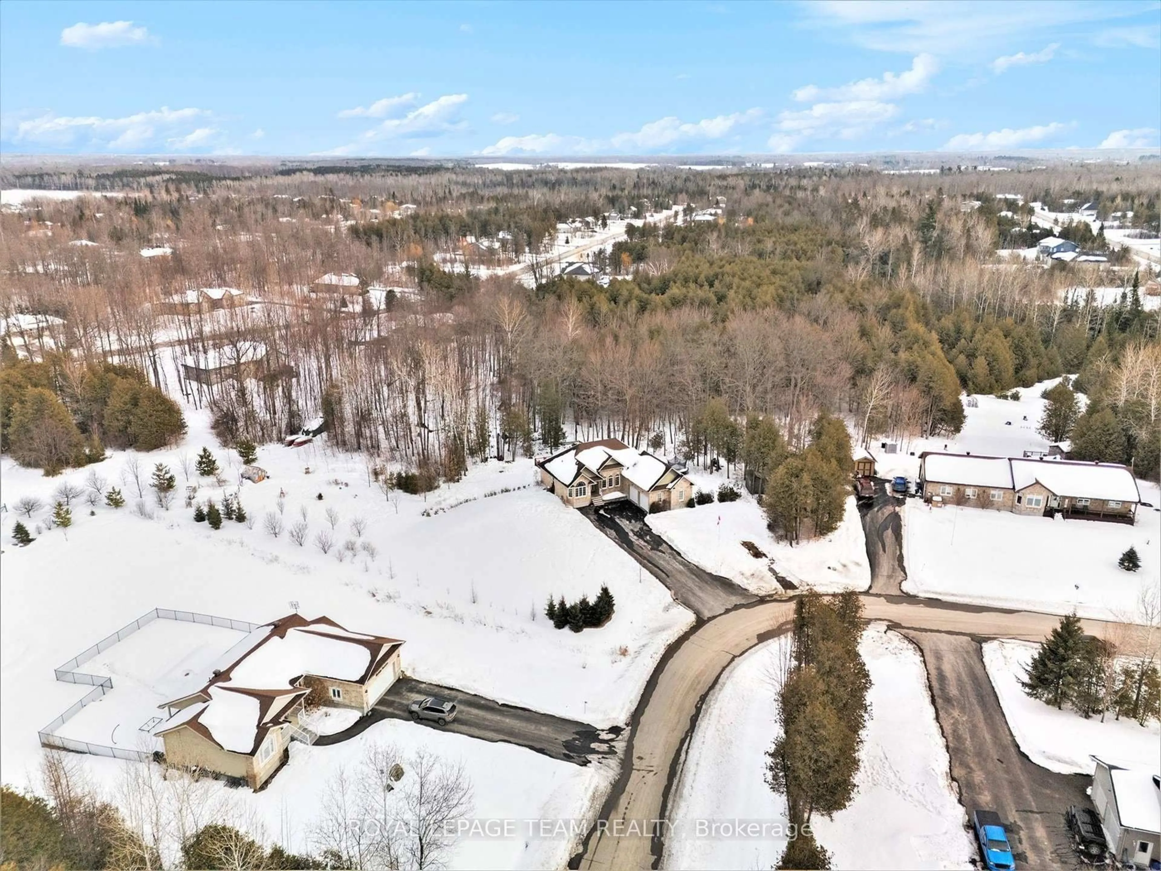 A pic from outside/outdoor area/front of a property/back of a property/a pic from drone, mountain view for 20 Cedar Rail Cres, North Grenville Ontario K0G 1J0
