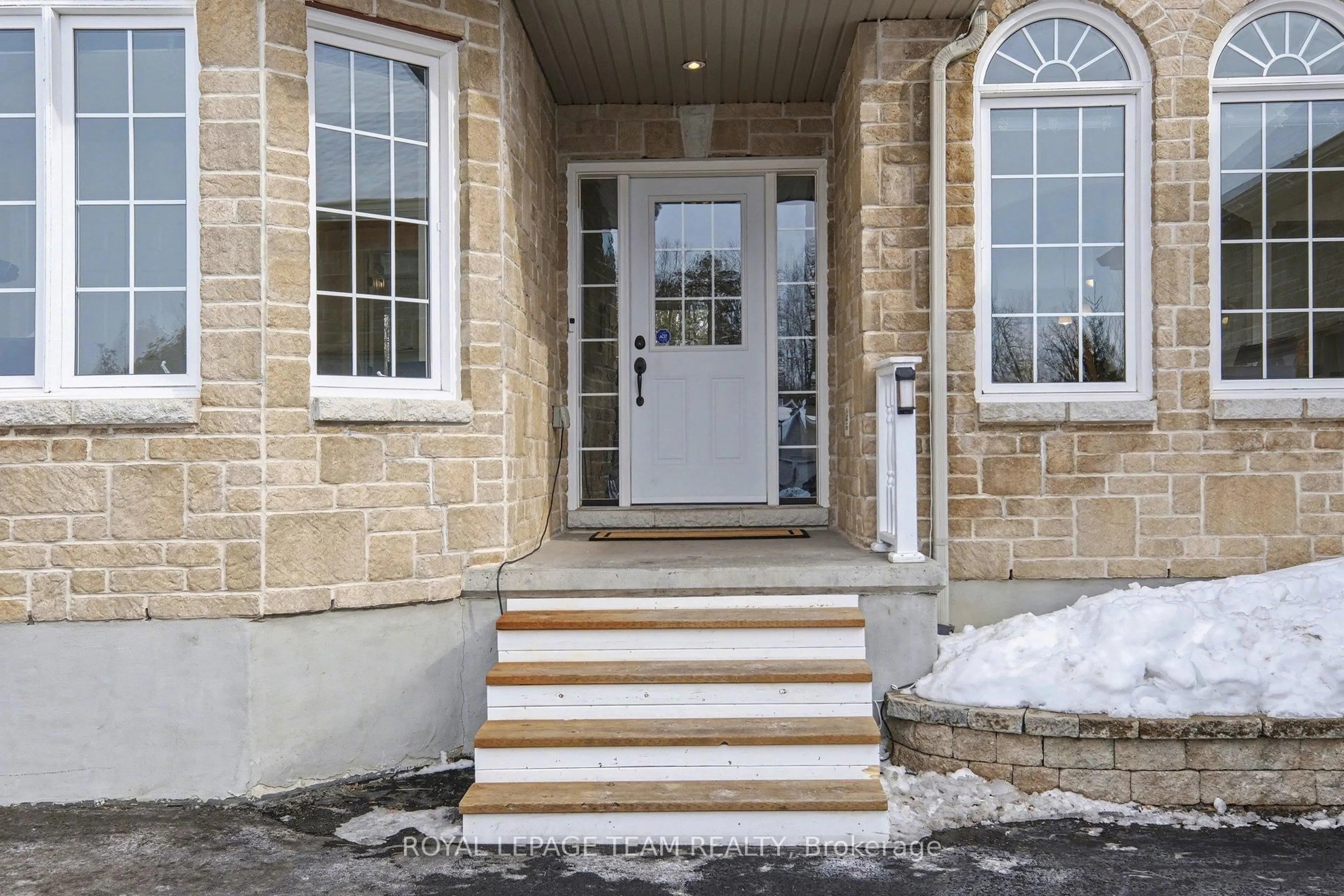 Indoor entryway for 20 Cedar Rail Cres, North Grenville Ontario K0G 1J0