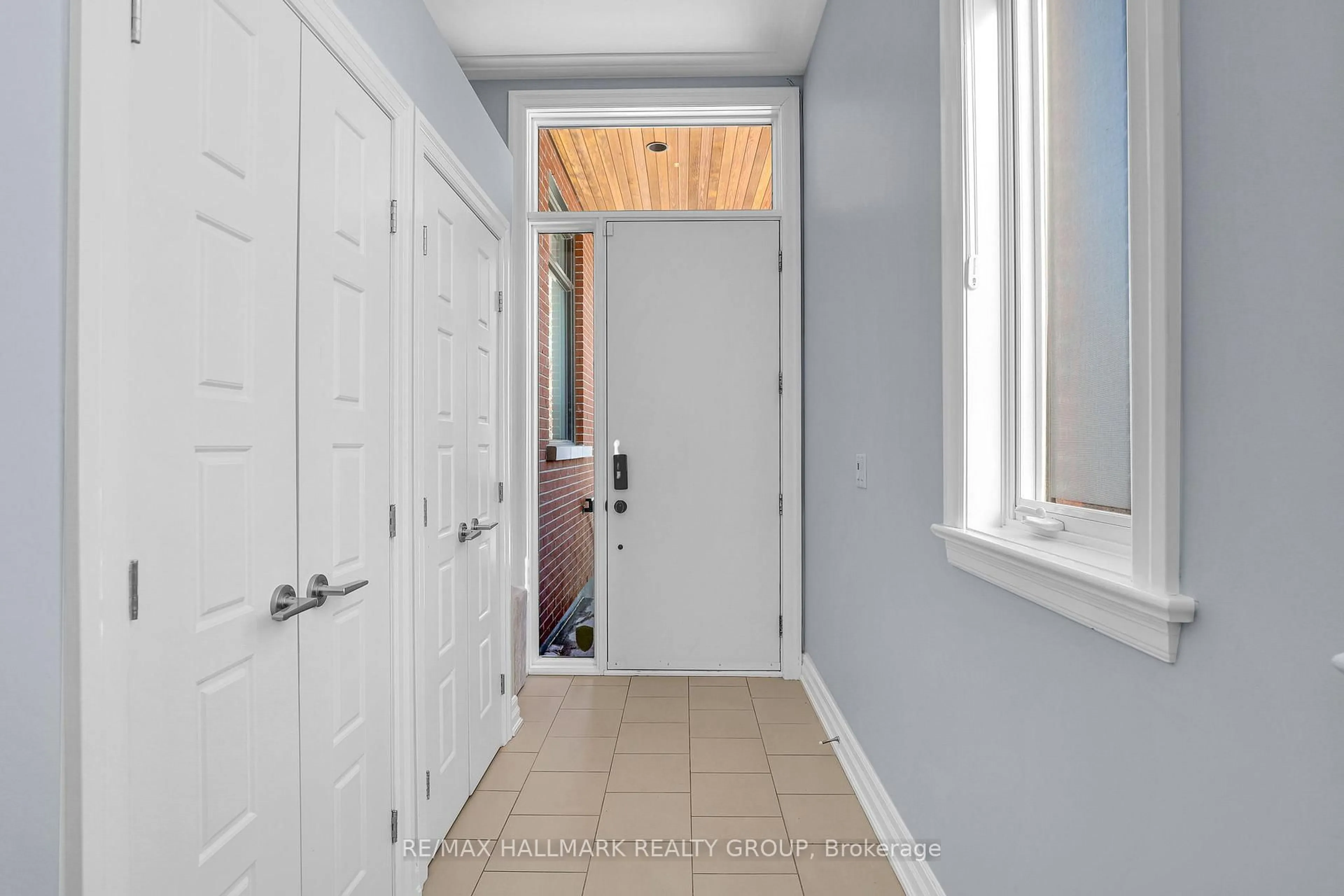 Indoor entryway for 556 Edison Ave, Ottawa Ontario K2A 1V4