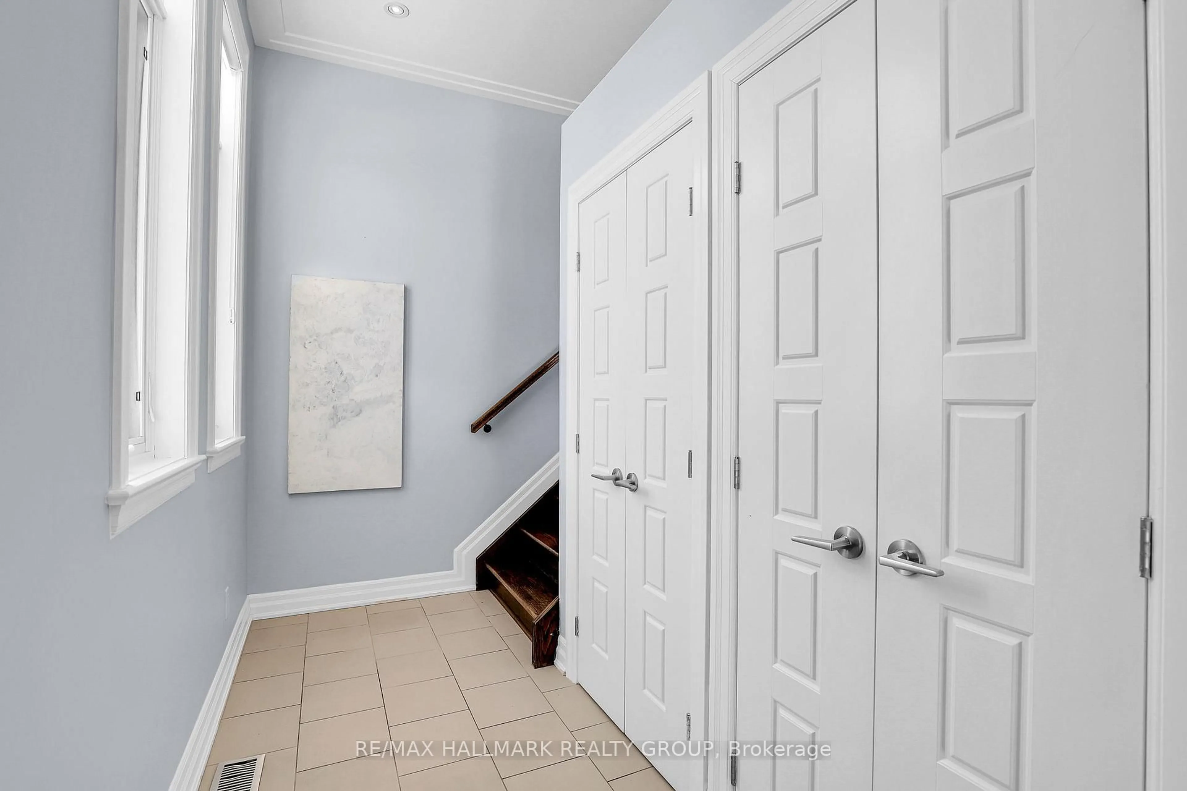 Indoor entryway for 556 Edison Ave, Ottawa Ontario K2A 1V4