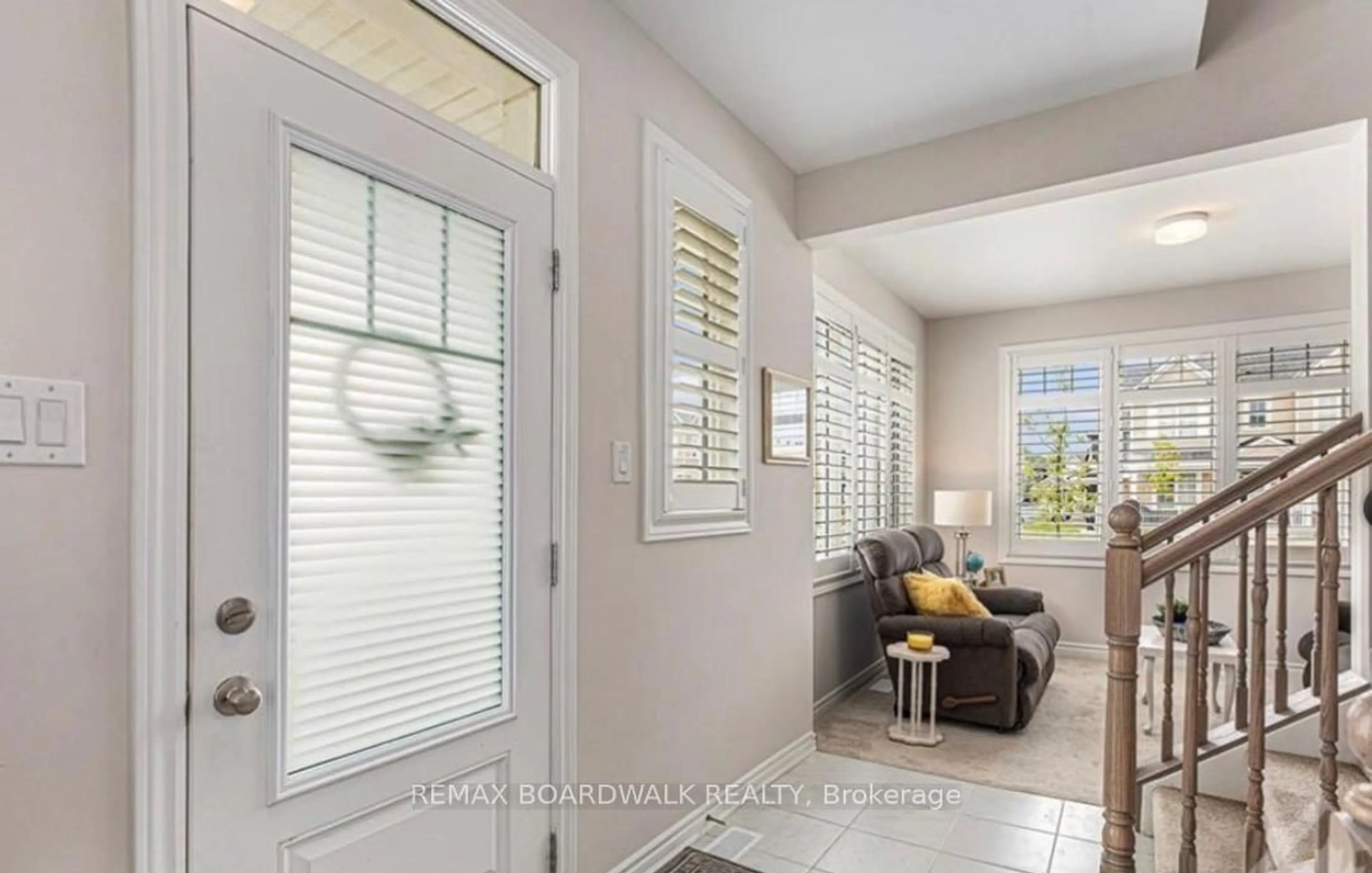 Indoor entryway for 741 DERREEN Ave, Ottawa Ontario K2S 2Y9