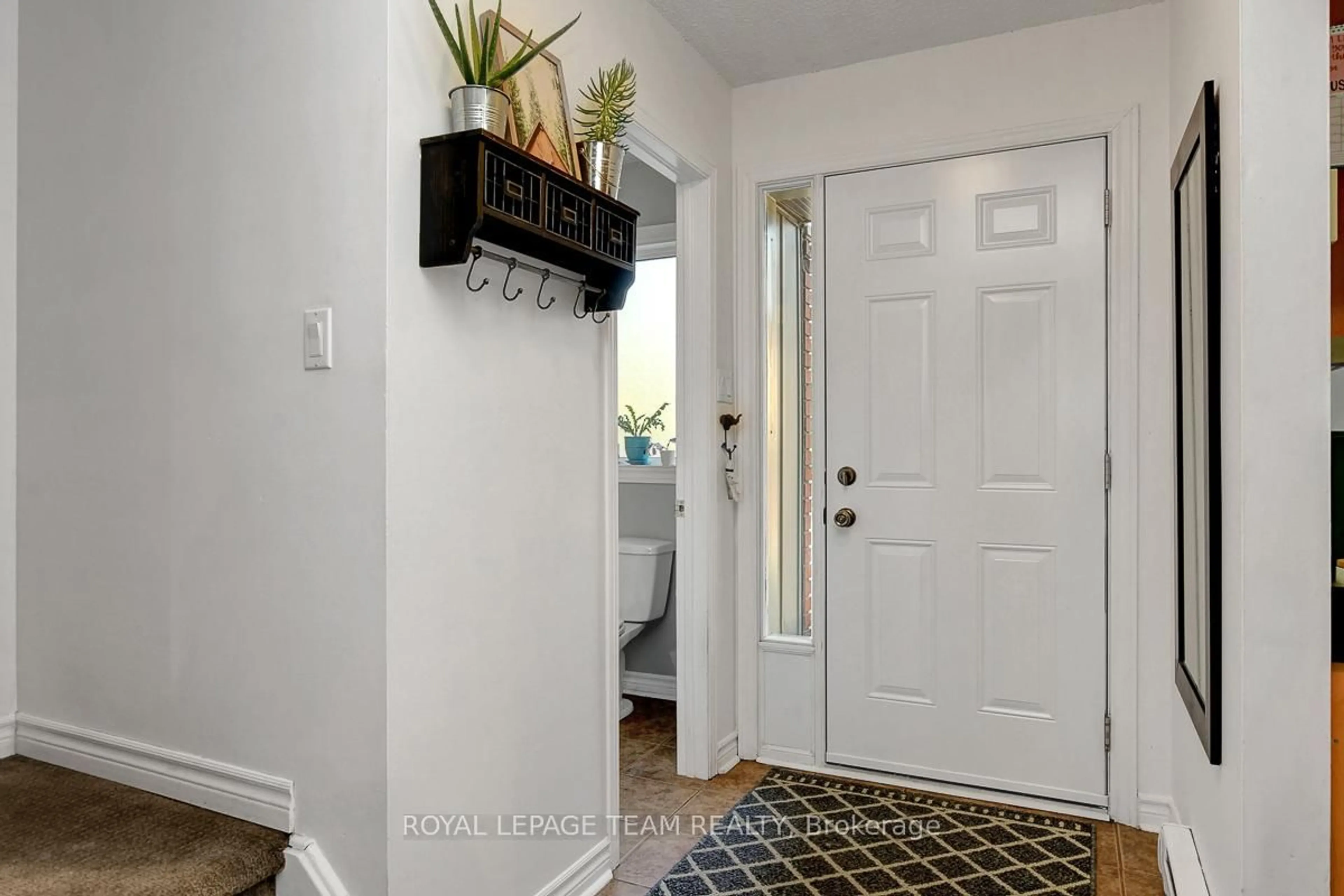 Indoor entryway for 1302 Alness Crt #15, Ottawa Ontario K1B 5H2