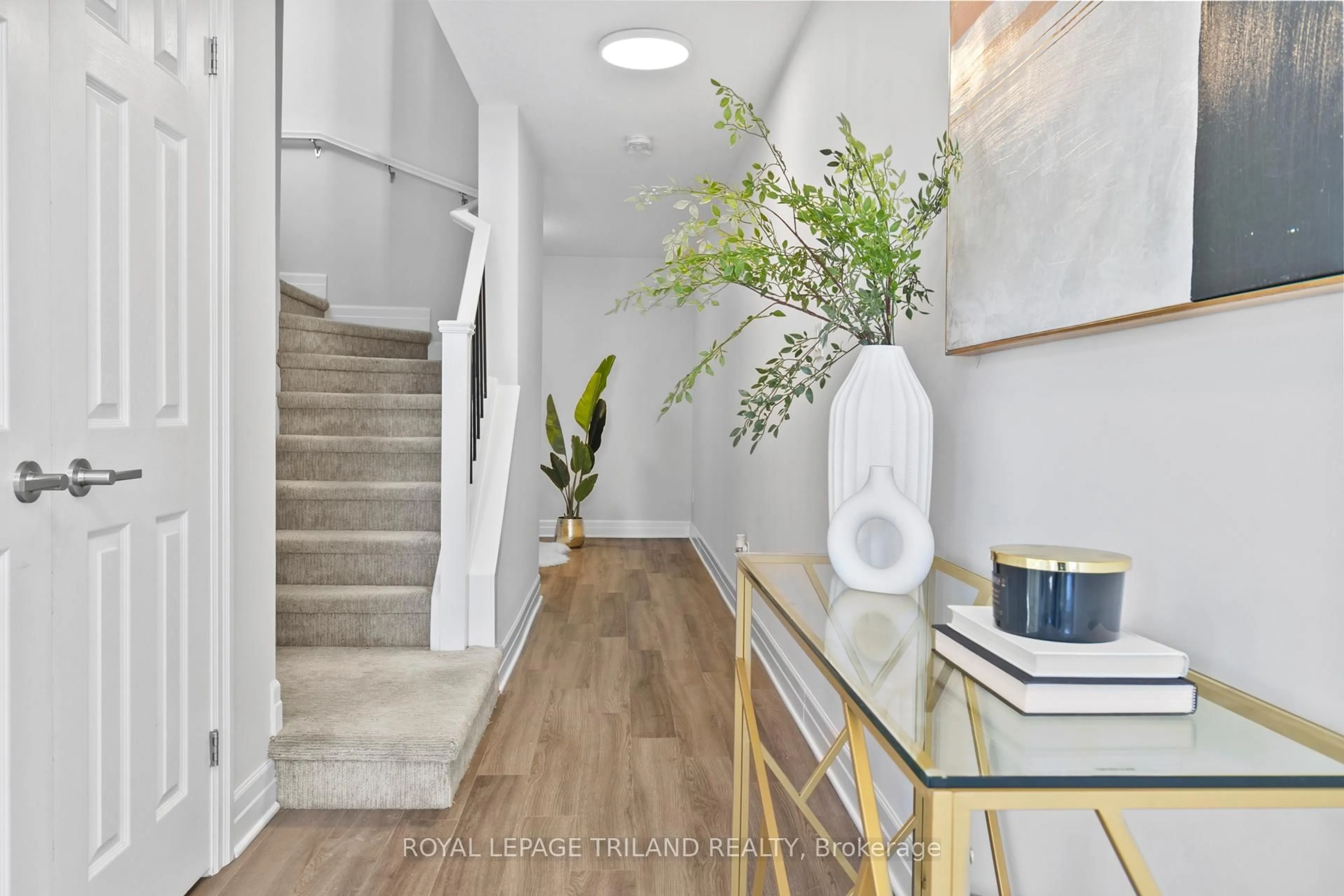 Indoor entryway for 2610 Sheffield Blvd, London South Ontario N6M 0J4