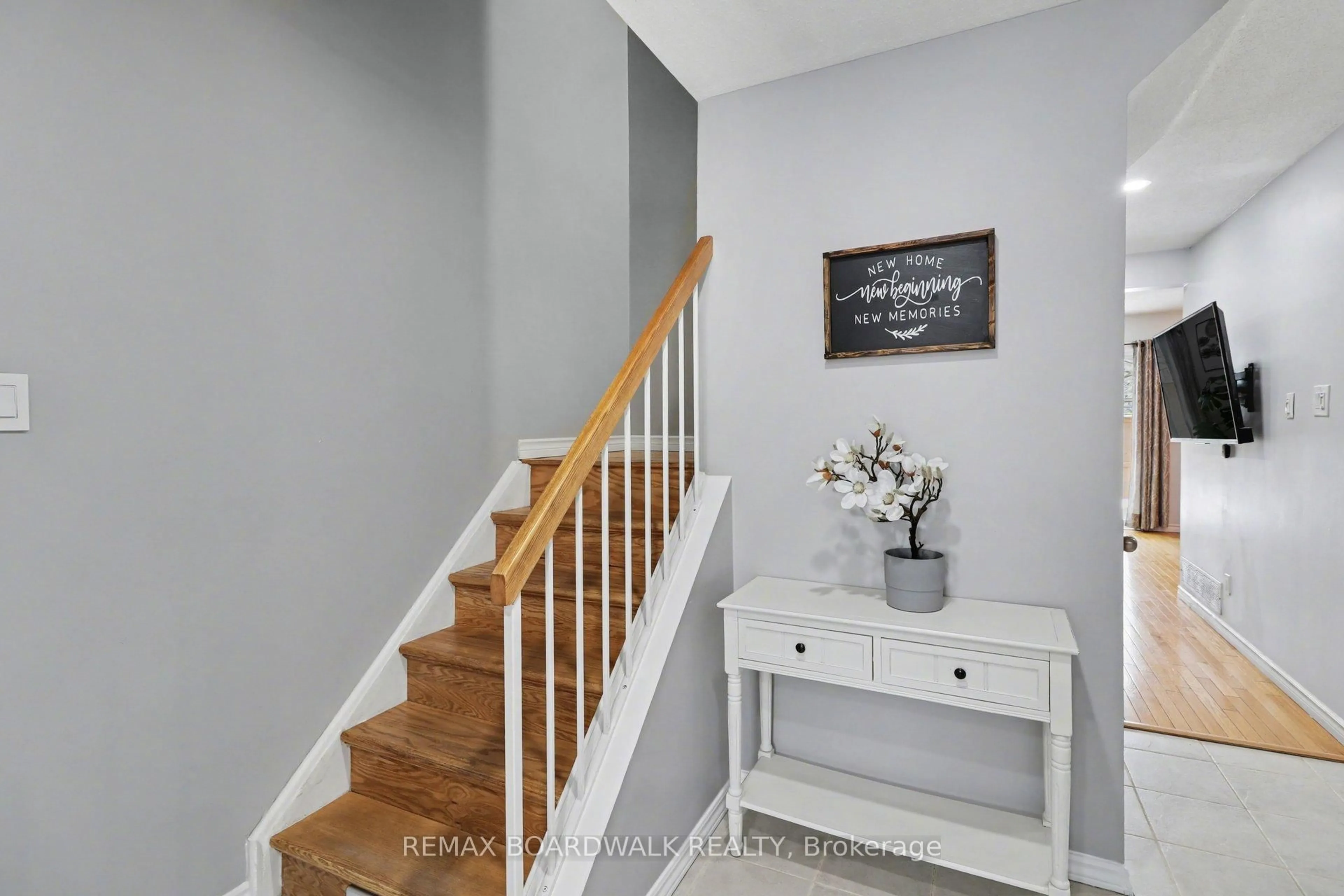 Indoor entryway for 443 Canotia Pl #3, Ottawa Ontario K4A 2K1