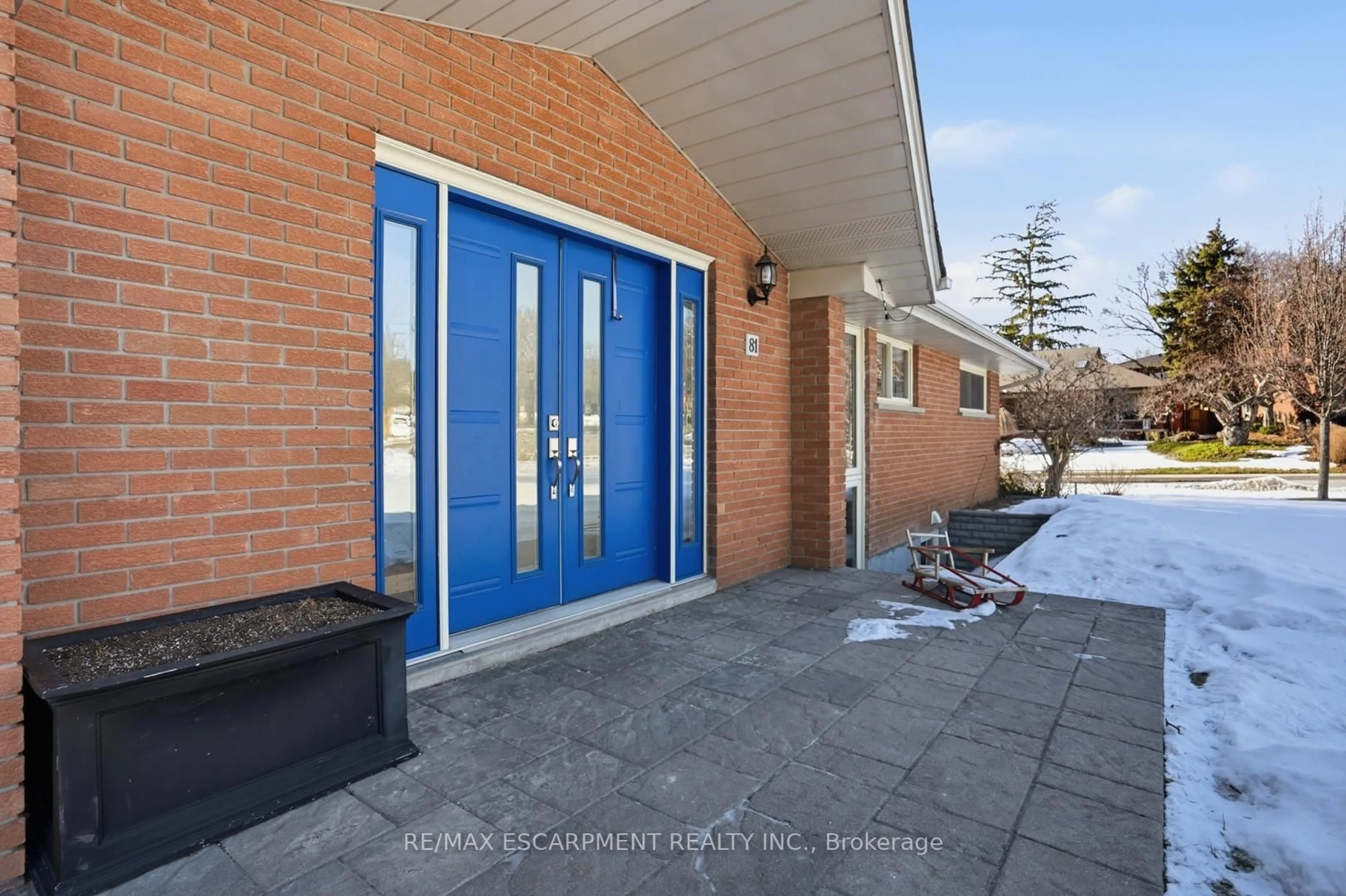 Indoor entryway for 81 Thomson Dr, Hamilton Ontario L8B 0G5