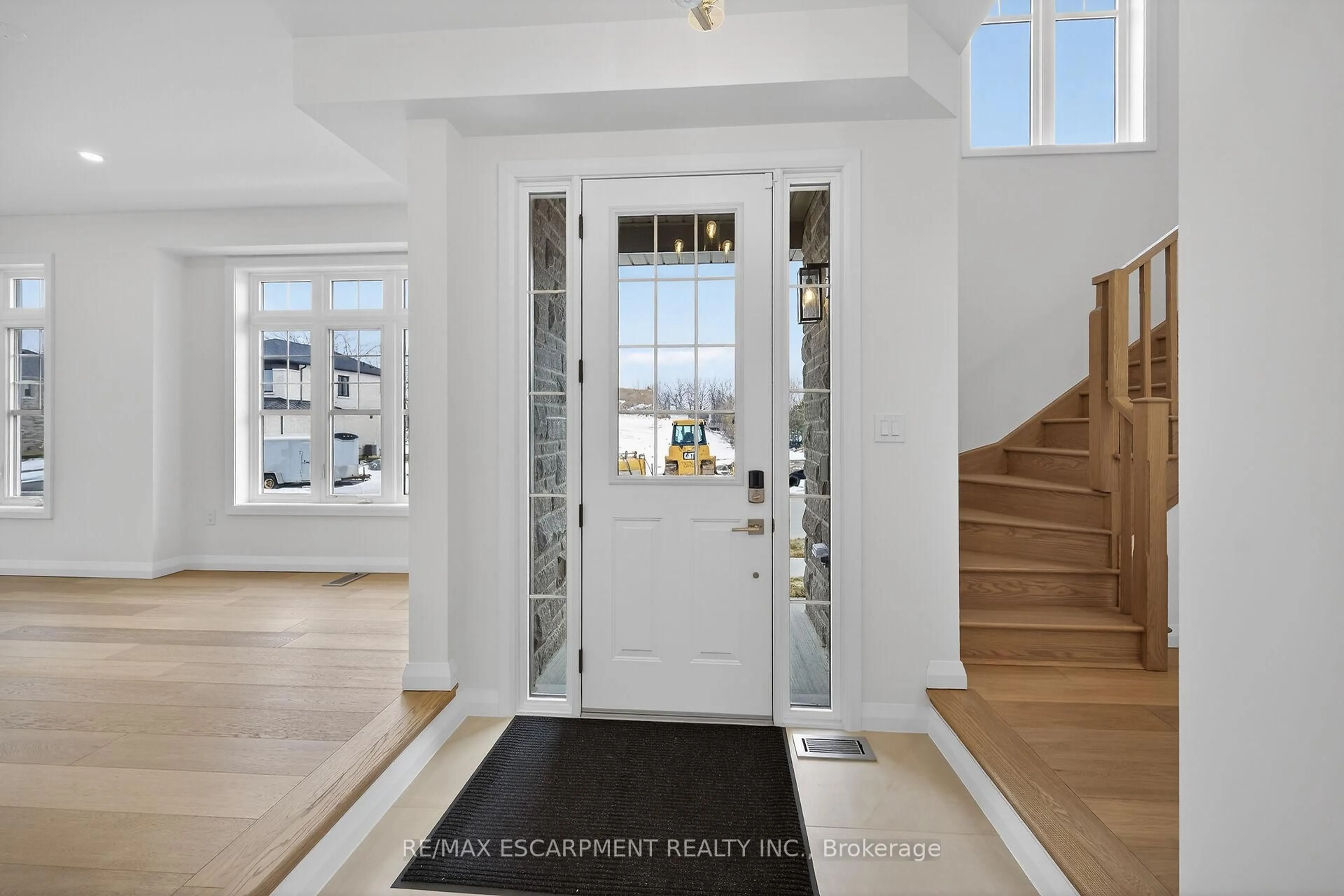 Indoor entryway for 43 Shady Oaks Tr, Hamilton Ontario L9B 0E9